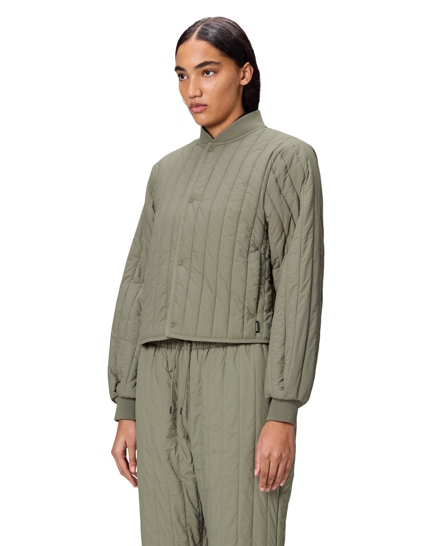 Giacca color salvia Banja Liner Bomber W Jacket Rains trapuntata in nylon intrecciato leggero con scollo tondo image