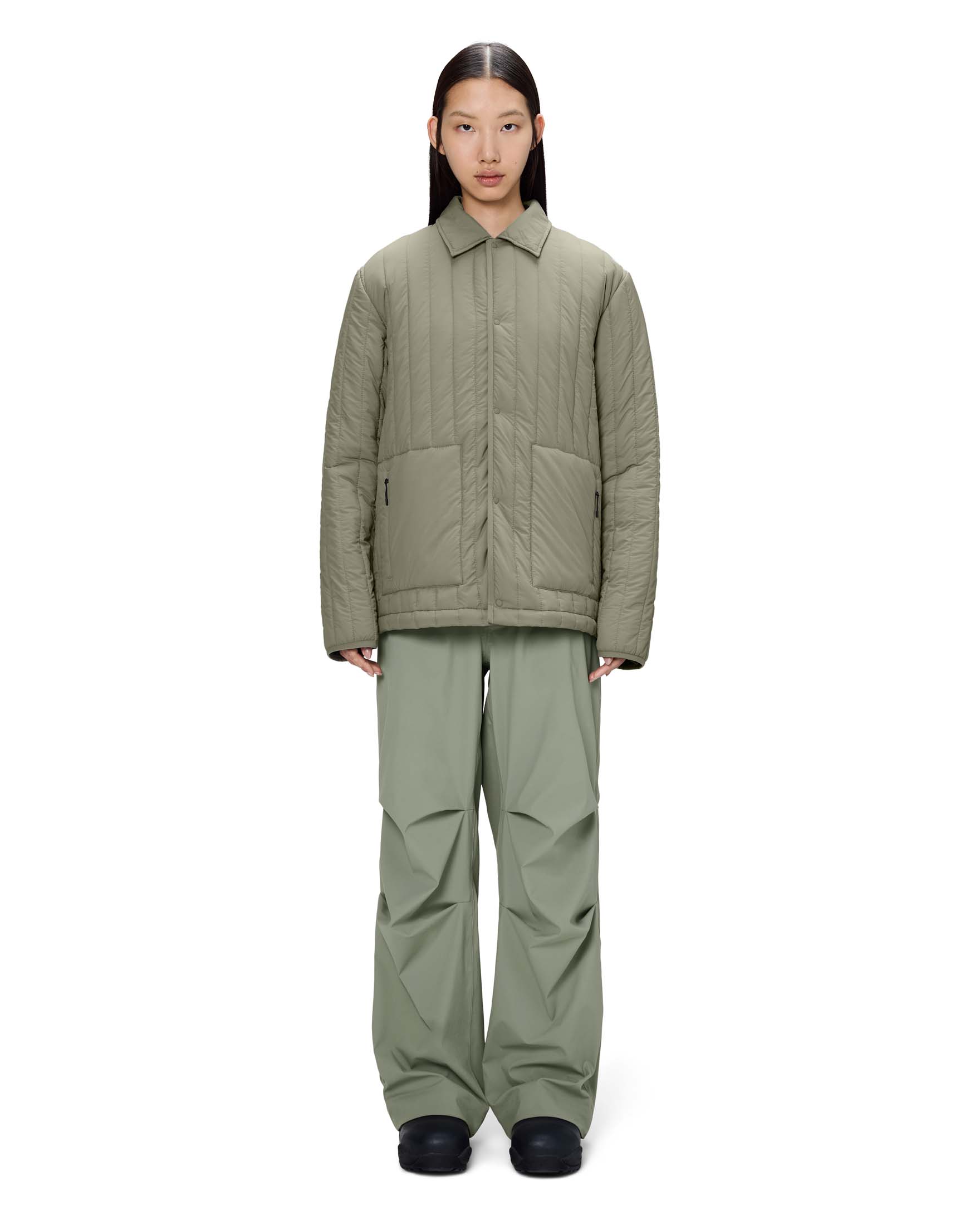 Giacca Banja Liner Overshirt verde salvia Rains con imbottitura trapuntata leggera e tasche laterali applicate image