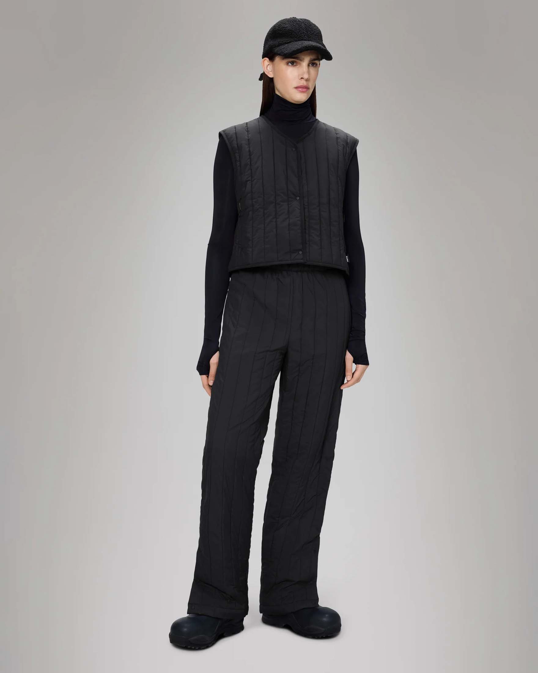 Gilet nero Banja Short Liner W Vest Rains con scollo a V