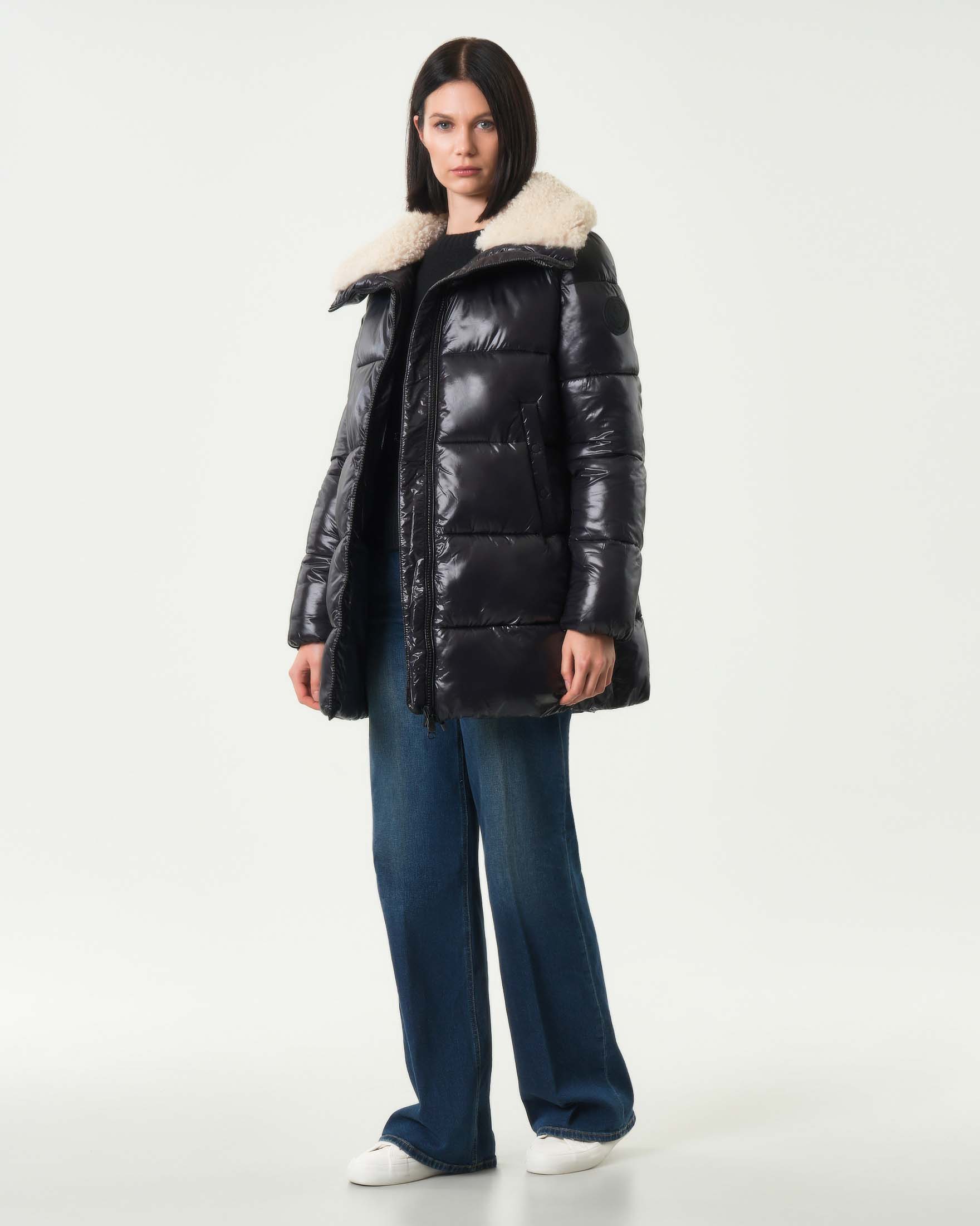 Piumino nero Save the Duck effetto semi lucidon con colletto a vela in ecopelliccia avorio