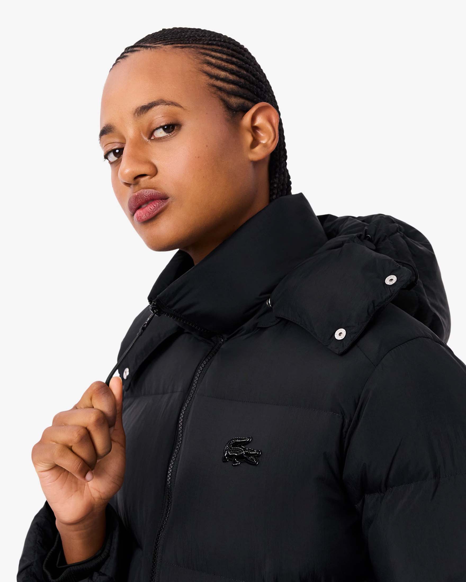 Piumino corto nero Lacoste con cappuccio staccabile e logo effetto lucido applicato sul petto image