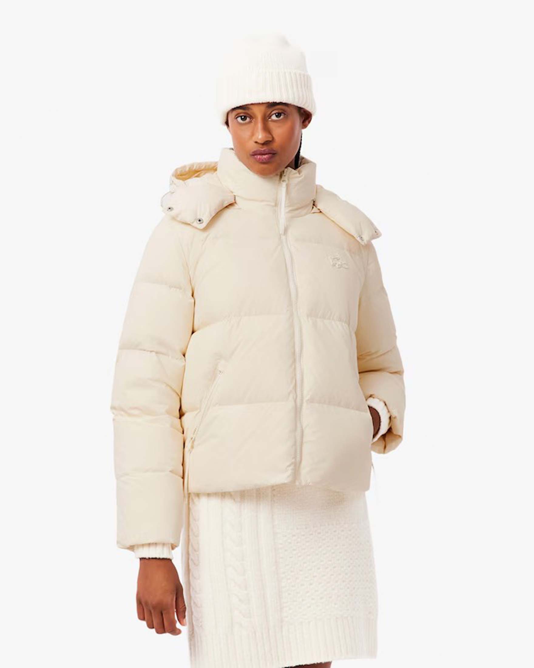 Piumino corto color panna Lacoste con cappuccio staccabile e logo effetto lucido applicato sul petto