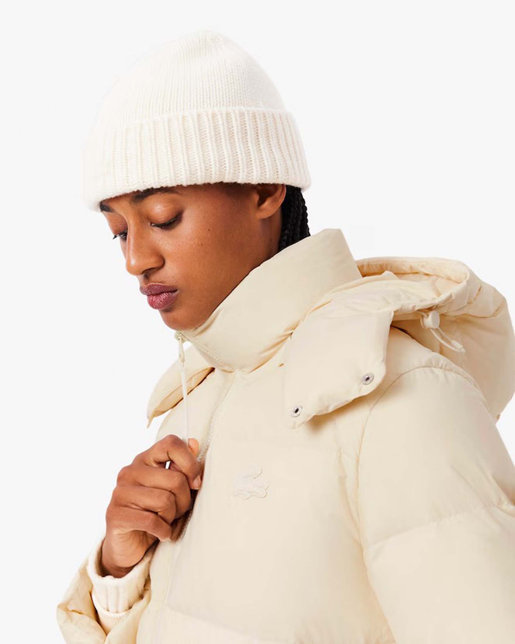 Piumino corto color panna Lacoste con cappuccio staccabile e logo effetto lucido applicato sul petto image