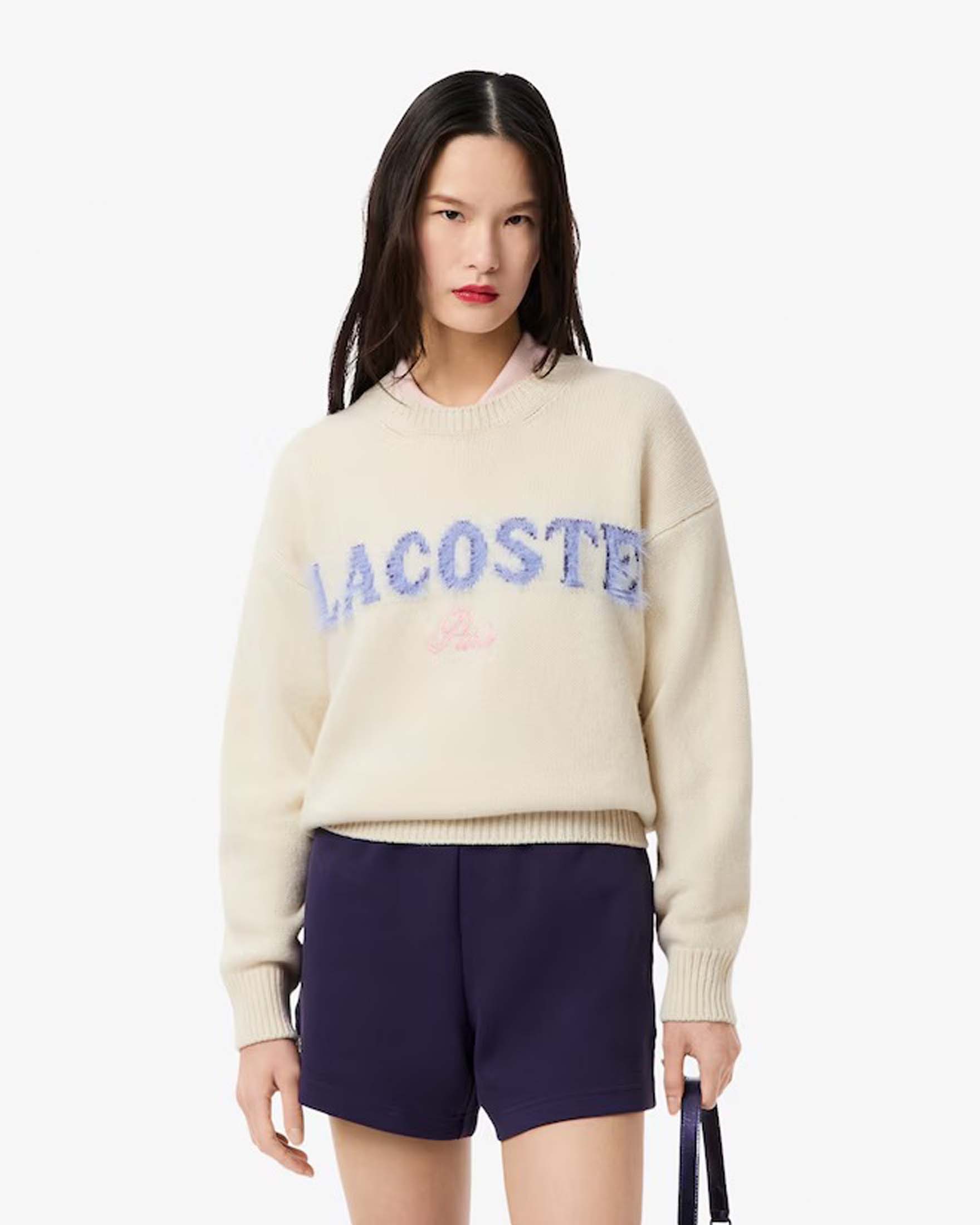 Maglia color avorio in lana Lacoste con scritta logo effetto fur azzurra sul davanti