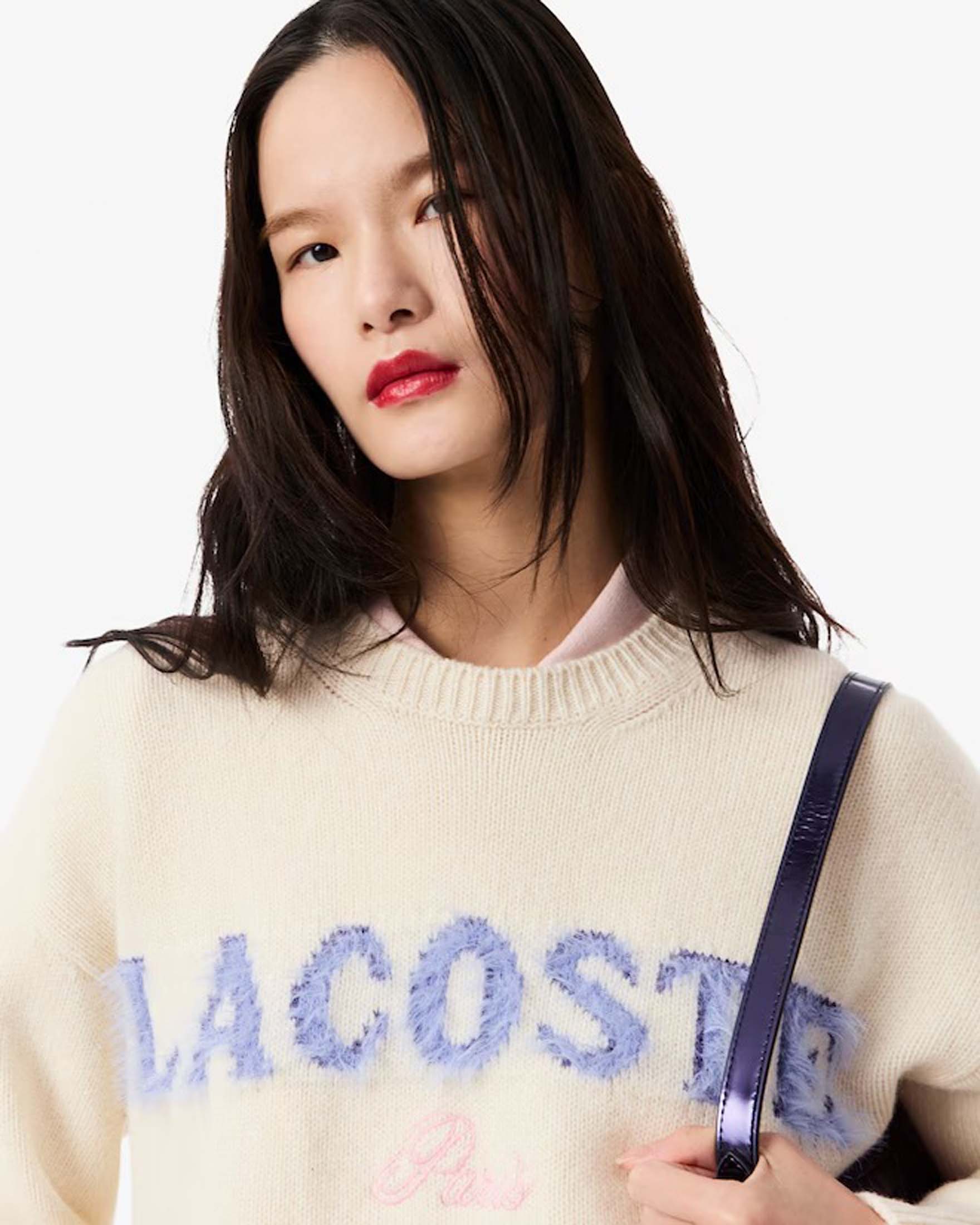 Maglia color avorio in lana Lacoste con scritta logo effetto fur azzurra sul davanti image