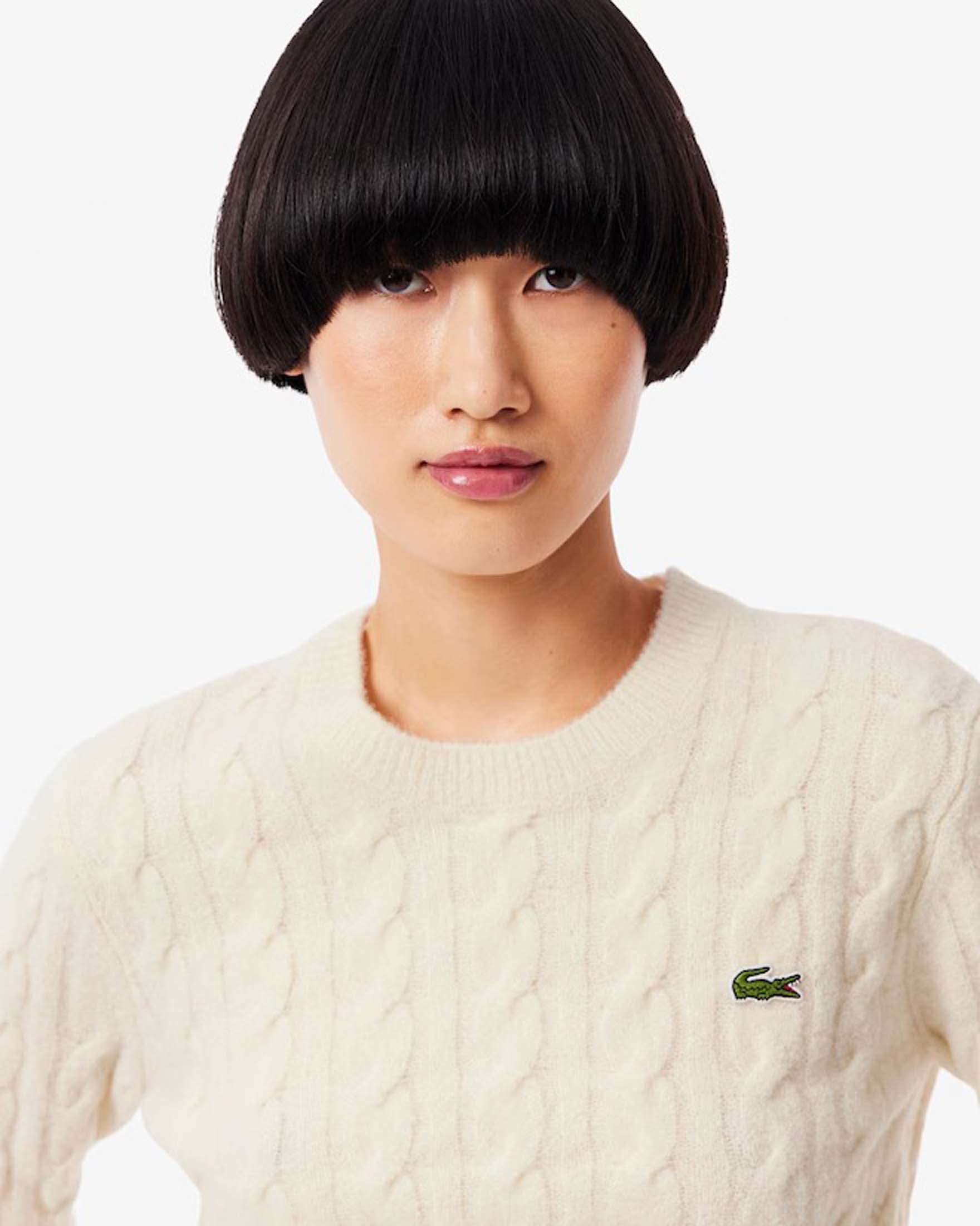 Maglia color panna Lacoste in lana lavorato a trecce con profili blu e logo cucito sul patto image