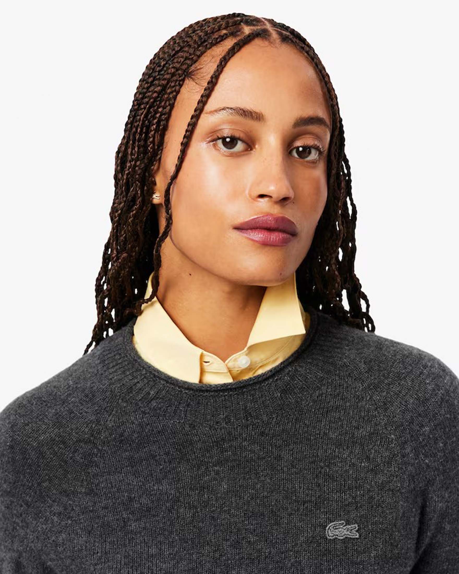 Maglia grigia Lacoste in pura lana con scollo tondo e logo tono su tono cucito sul petto image