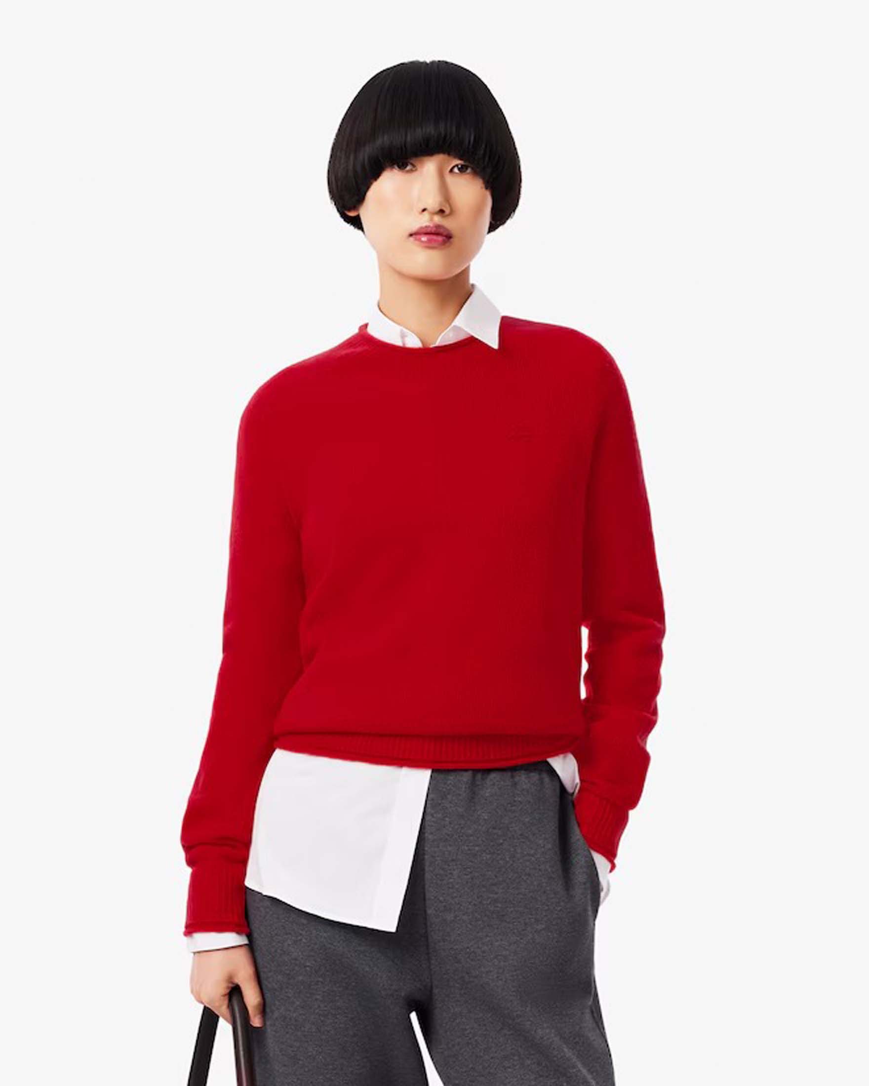 Maglia rossa Lacoste in pura lana con scollo tondo e logo tono su tono cucito sul petto