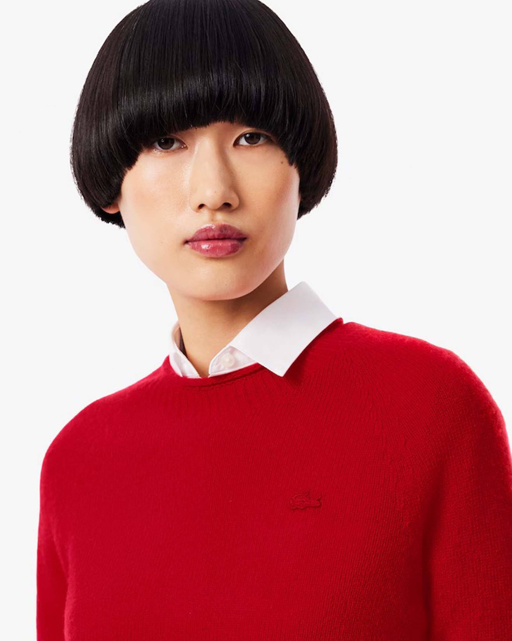 Maglia rossa Lacoste in pura lana con scollo tondo e logo tono su tono cucito sul petto image