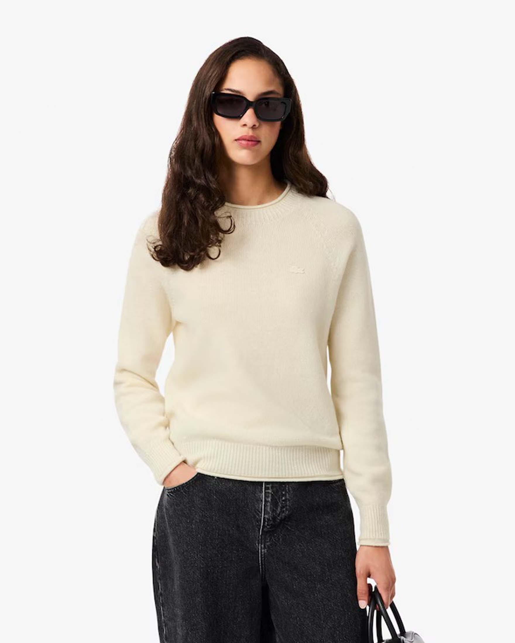 Maglia color panna Lacoste in pura lana con scollo tondo e logo tono su tono cucito sul petto