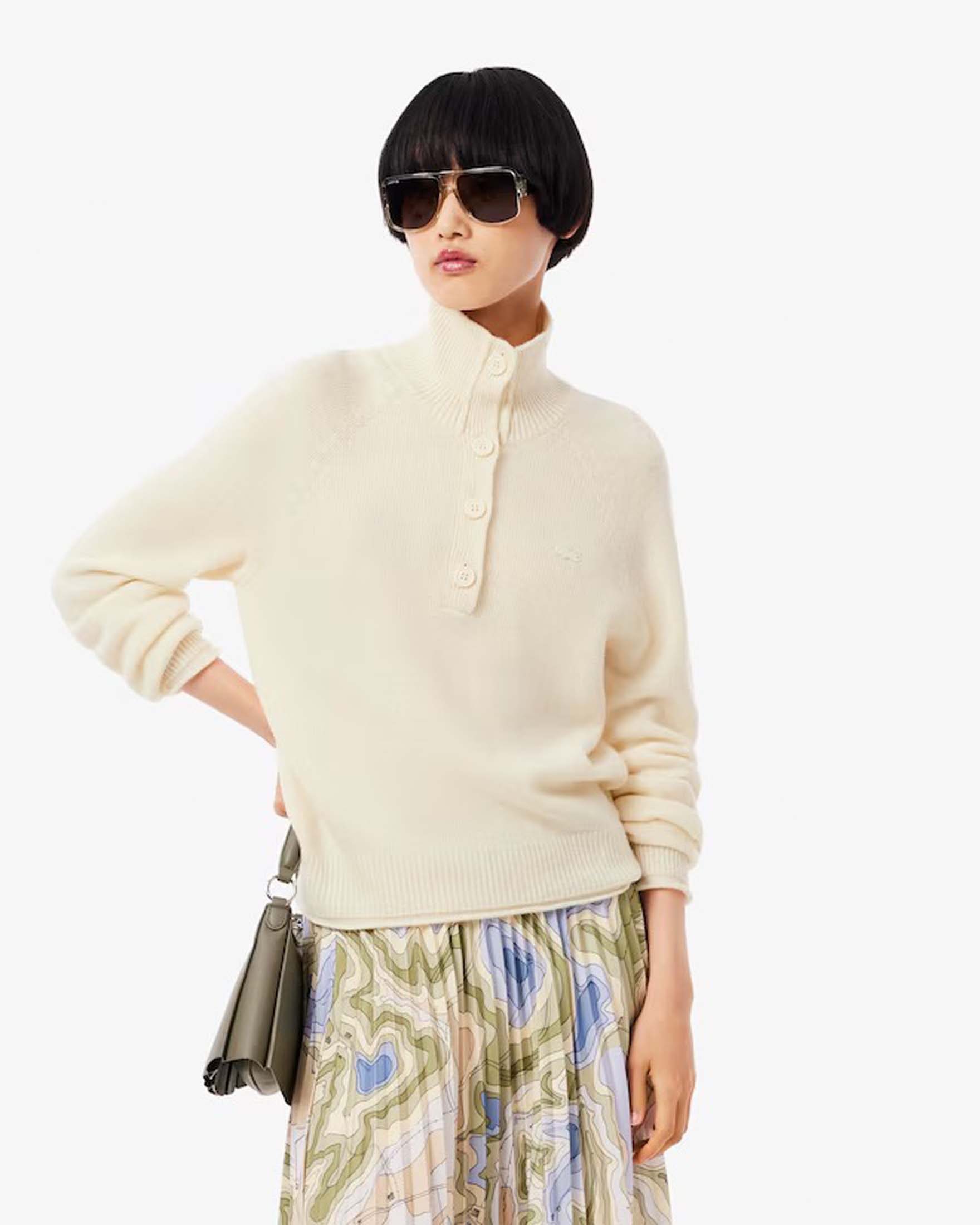 Maglia color panna serafino Lacoste in pura lana con collo alto con logo tono su tono cucito sul petto