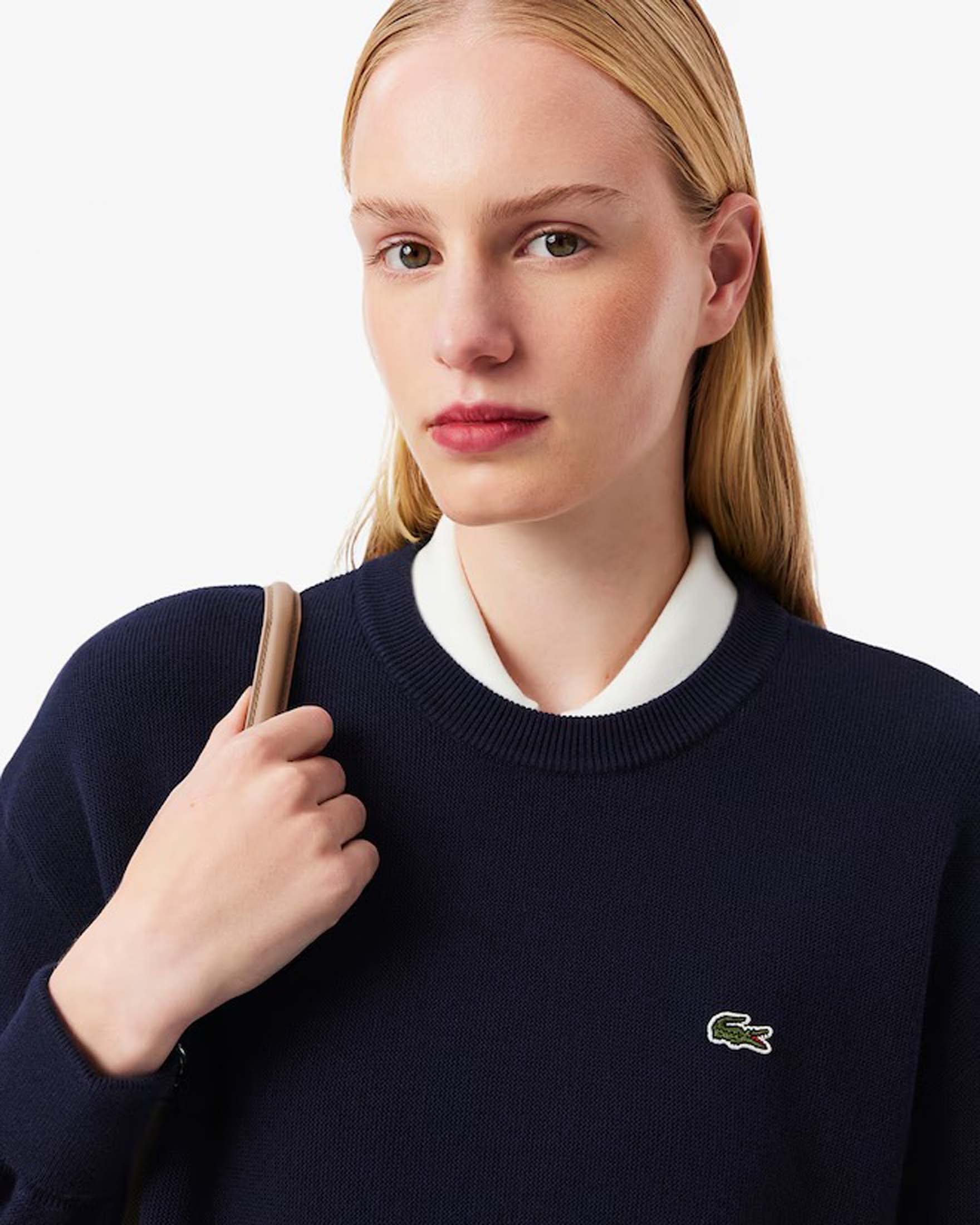 Maglia blu girocollo Lacoste in cotone e lana lavorata a punto Linz con logo cucito sul petto image