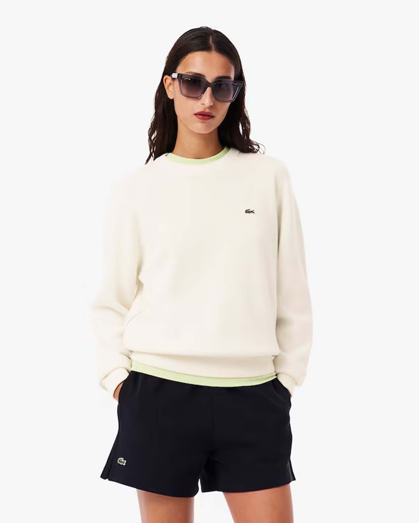 Maglia color panna girocollo in cotone e lana lavorata a punto Linz con logo cucito sul petto