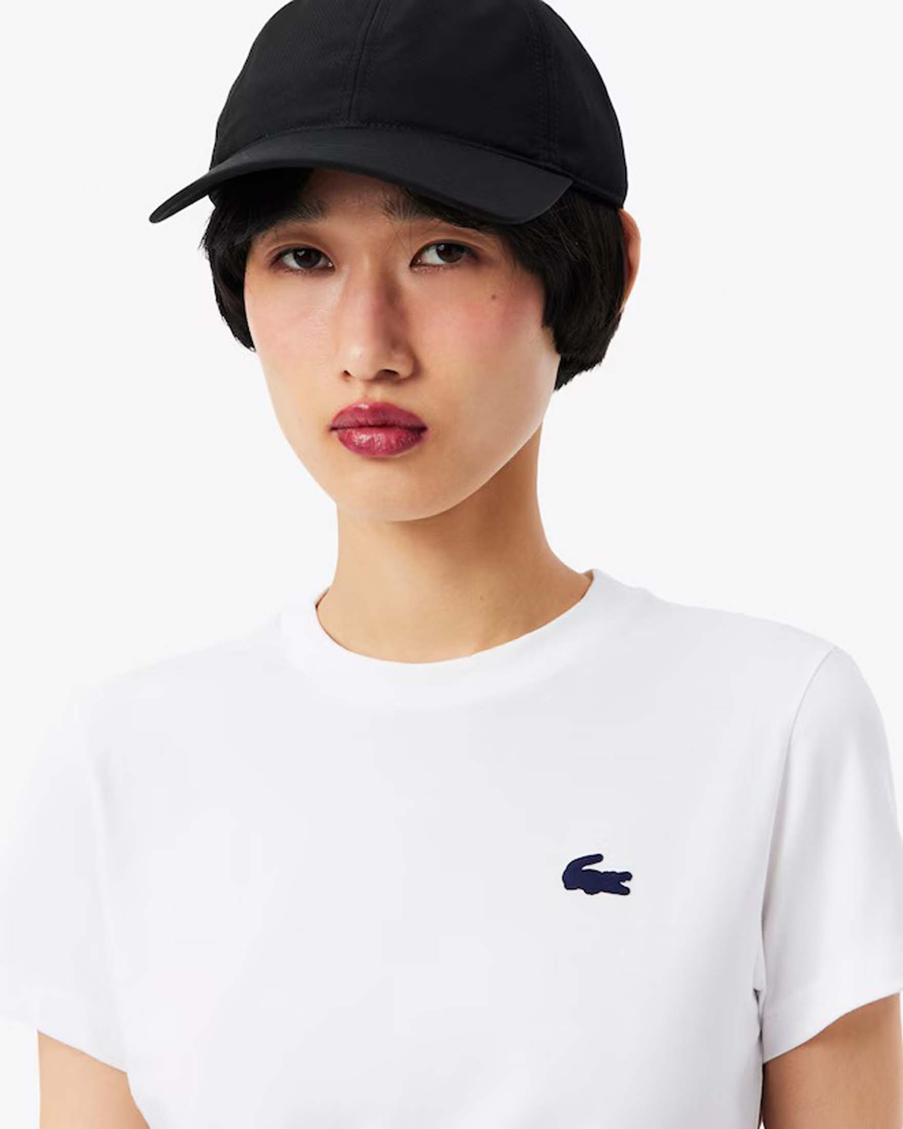 T-shirt bianca Lacoste in cotone stretch con scollo tondo e logo blu gommato cucito sul petto image