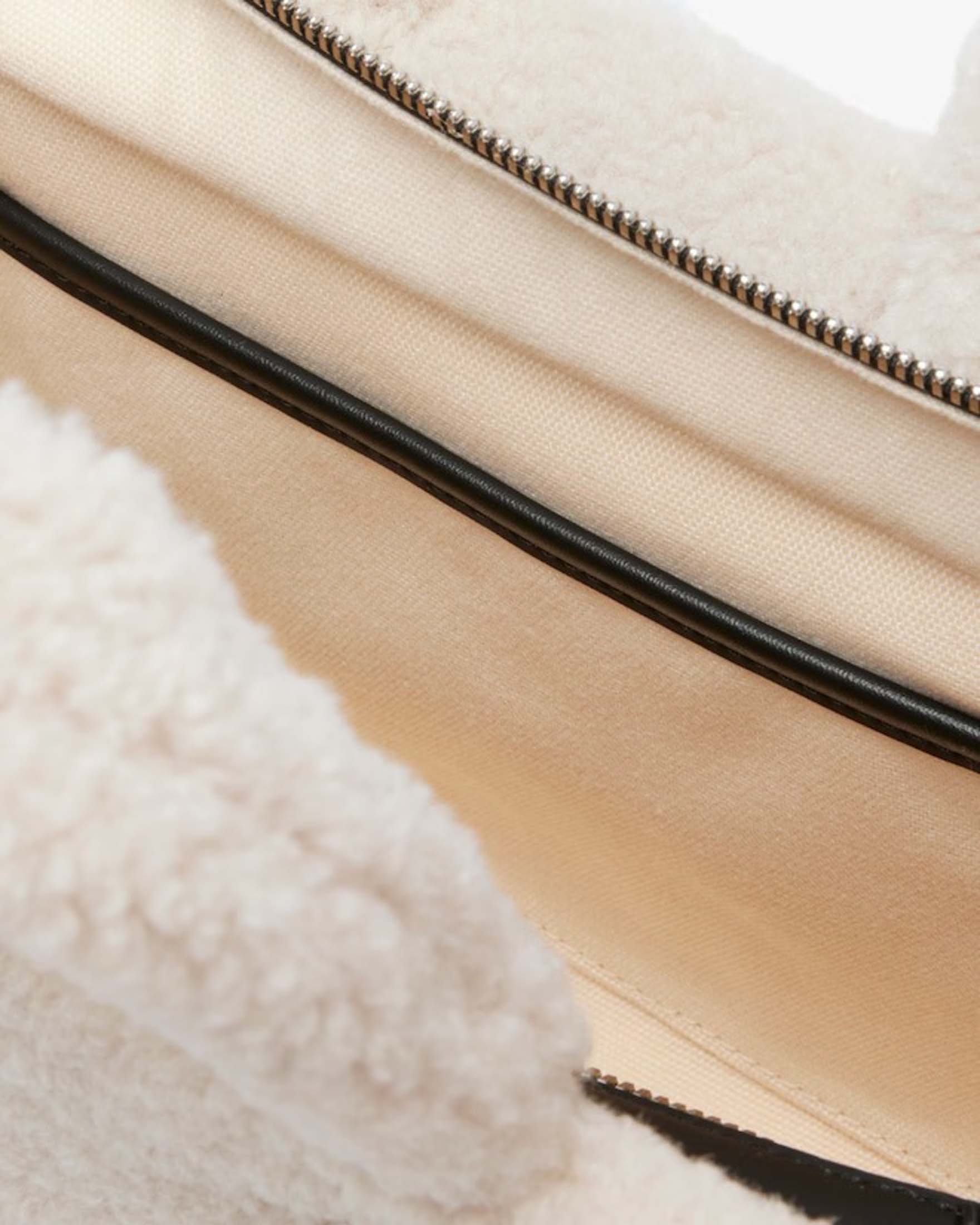 Borsa a mano avorio Lacoste in tessuto teddy con scritta logo a contrasto