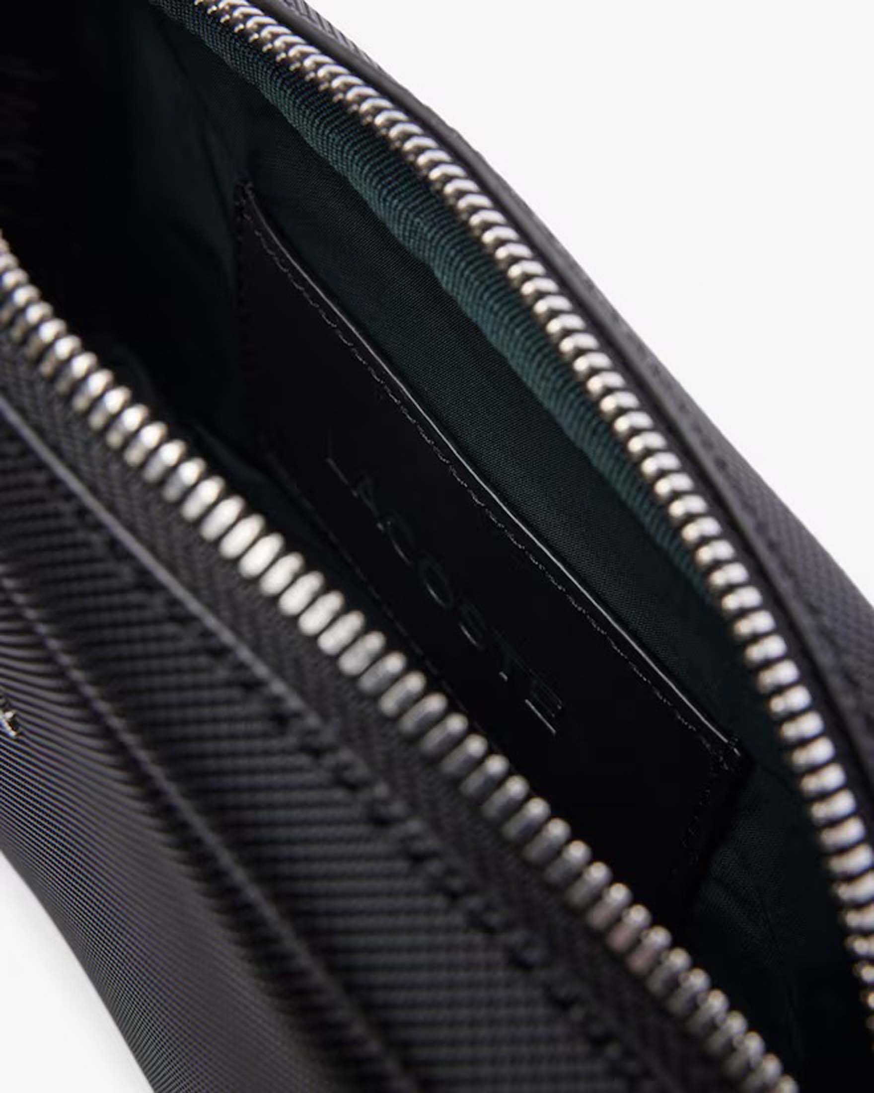 Borsa nera a tracolla Lacoste in materiale effetto piquet con coccodrillo logo argento sul davanti