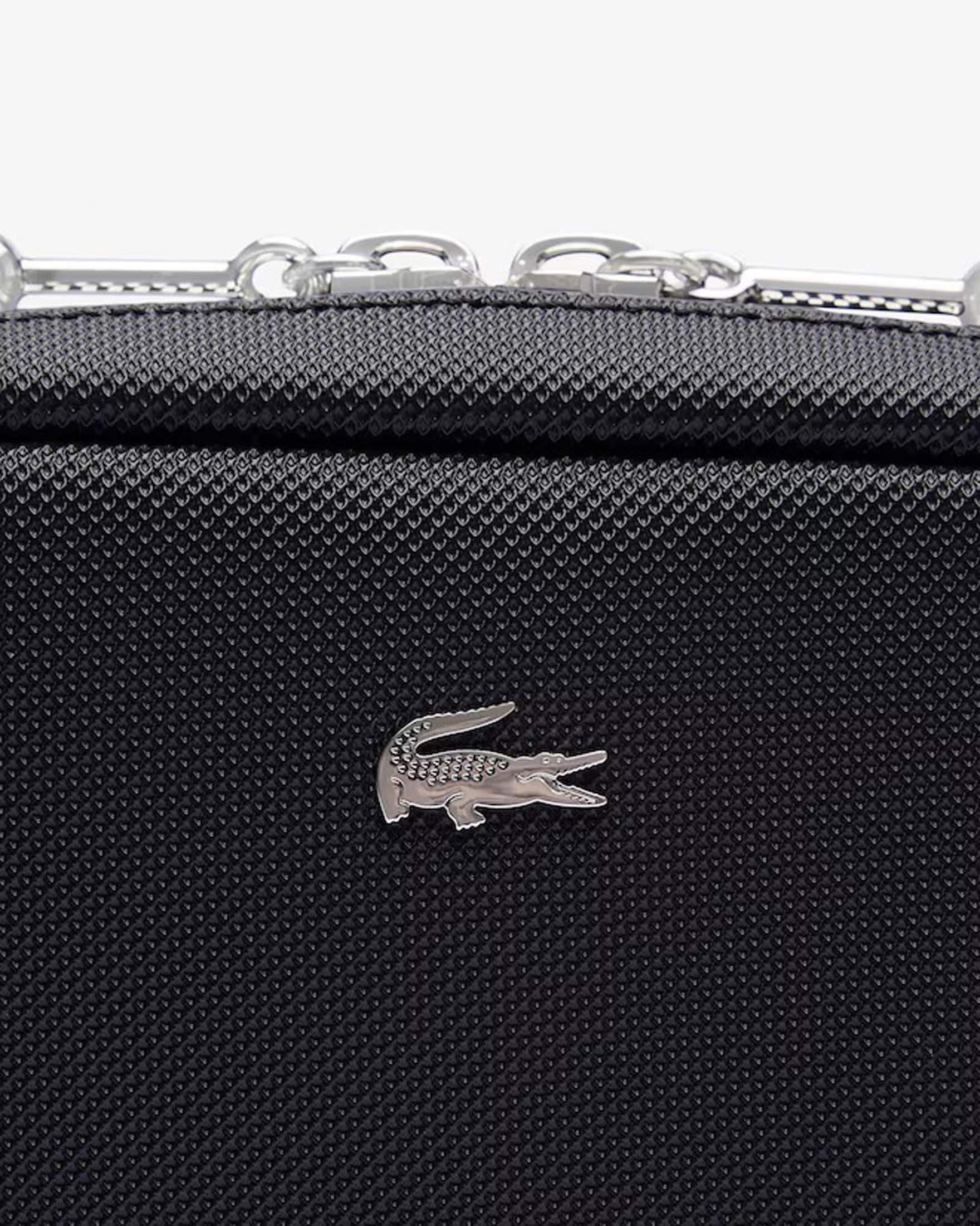 Borsa nera a tracolla Lacoste in materiale effetto piquet con coccodrillo logo argento sul davanti