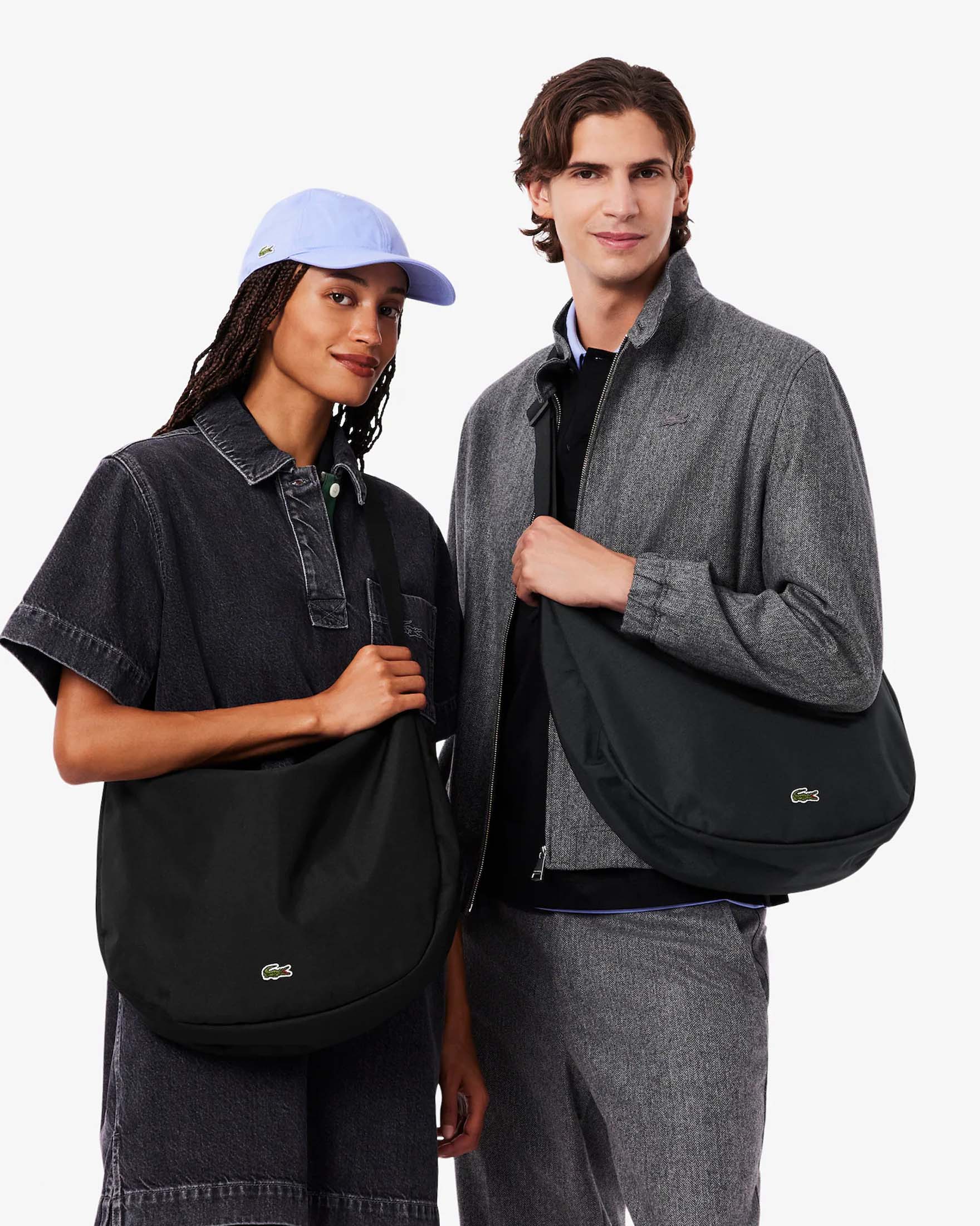 Borsa grande nera a mezza luna Lacoste in nylon con logo applicato sul davanti e tracolla in tessuto