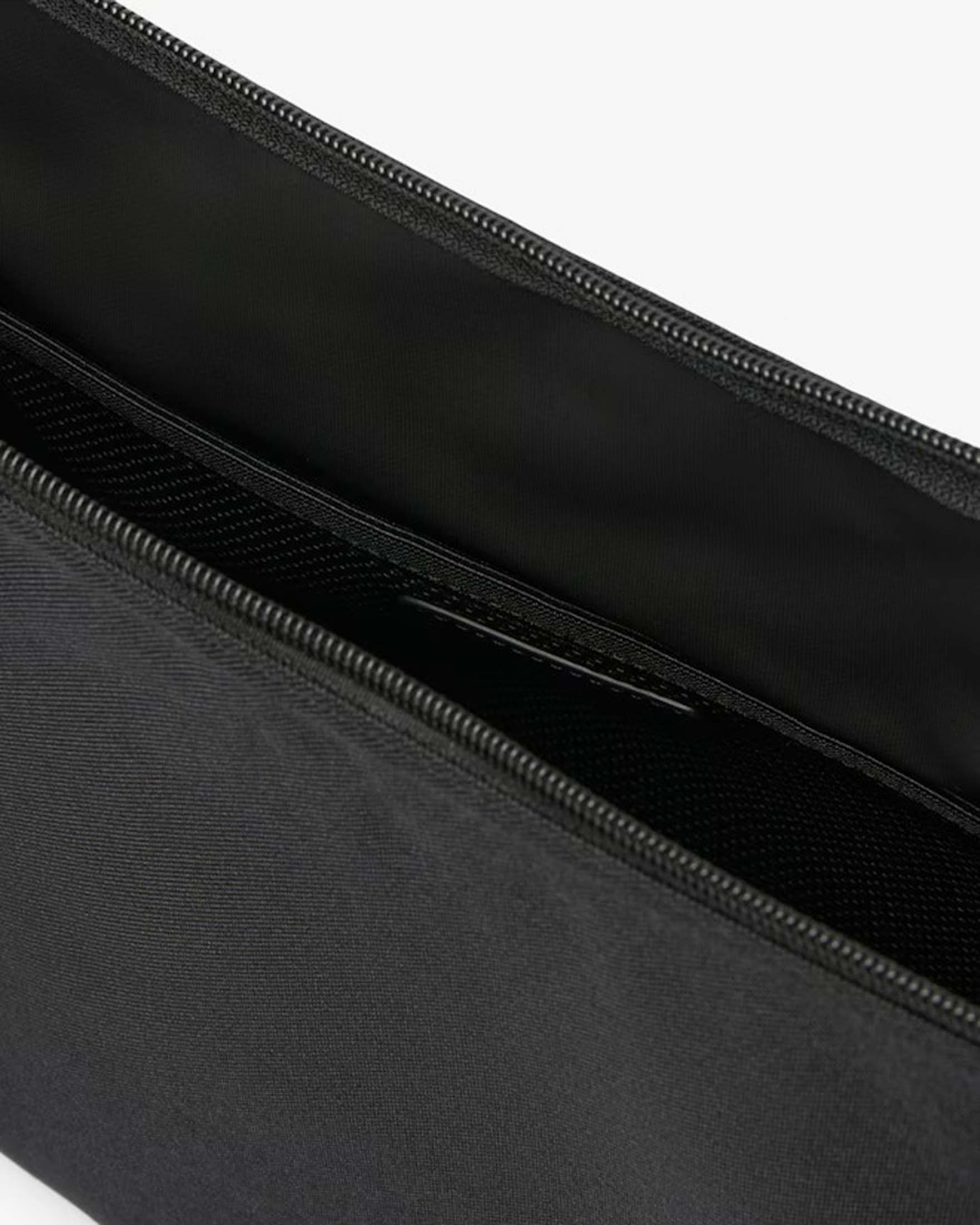 Borsa grande nera a mezza luna Lacoste in nylon con logo applicato sul davanti e tracolla in tessuto