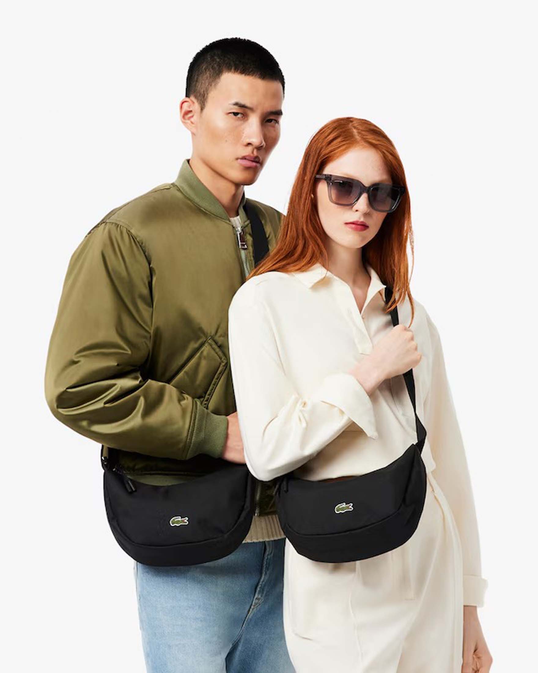 Borsa piccola nera a mezza luna Lacoste in nylon con logo applicato sul davanti e tracolla in tessuto