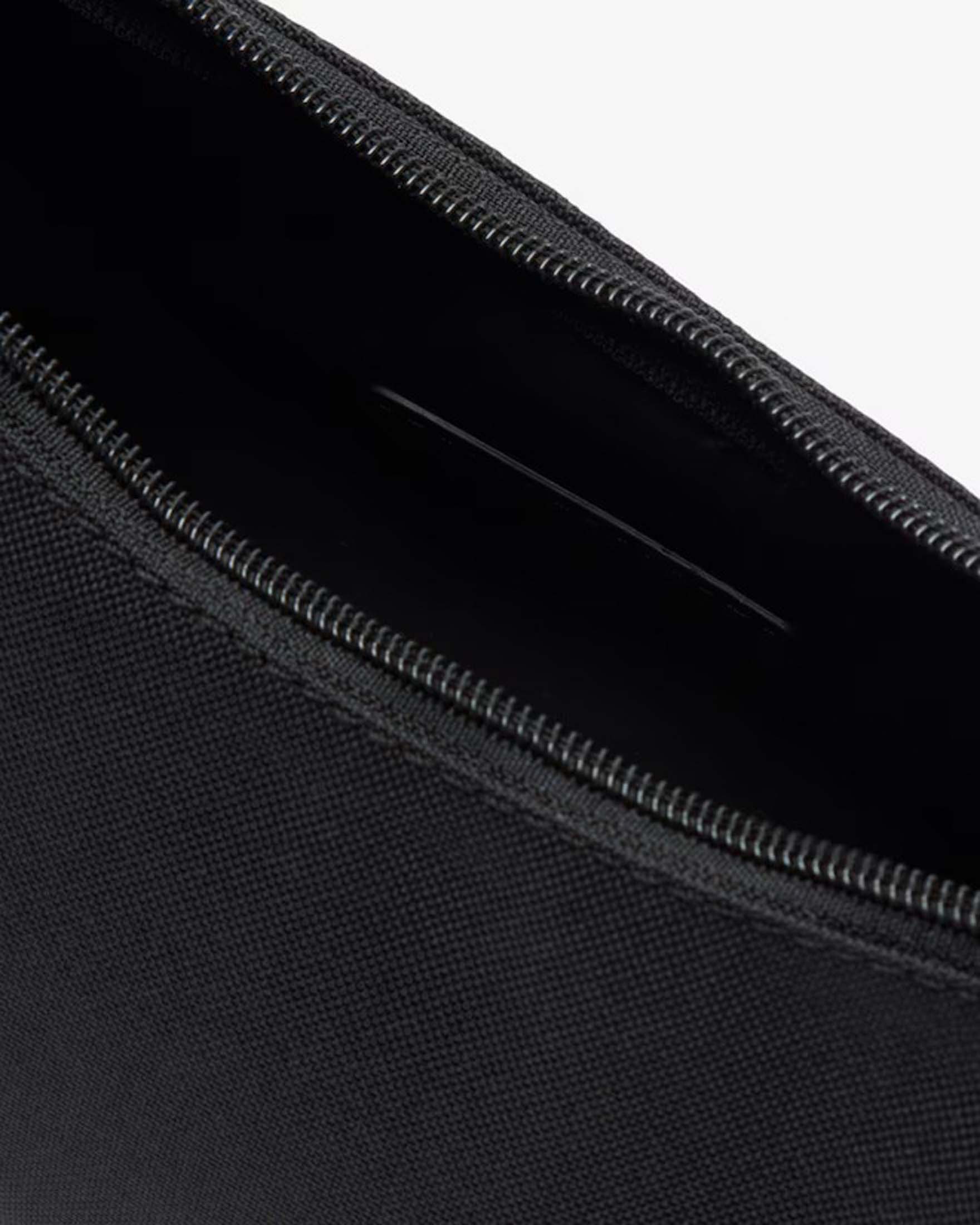 Borsa piccola nera a mezza luna Lacoste in nylon con logo applicato sul davanti e tracolla in tessuto