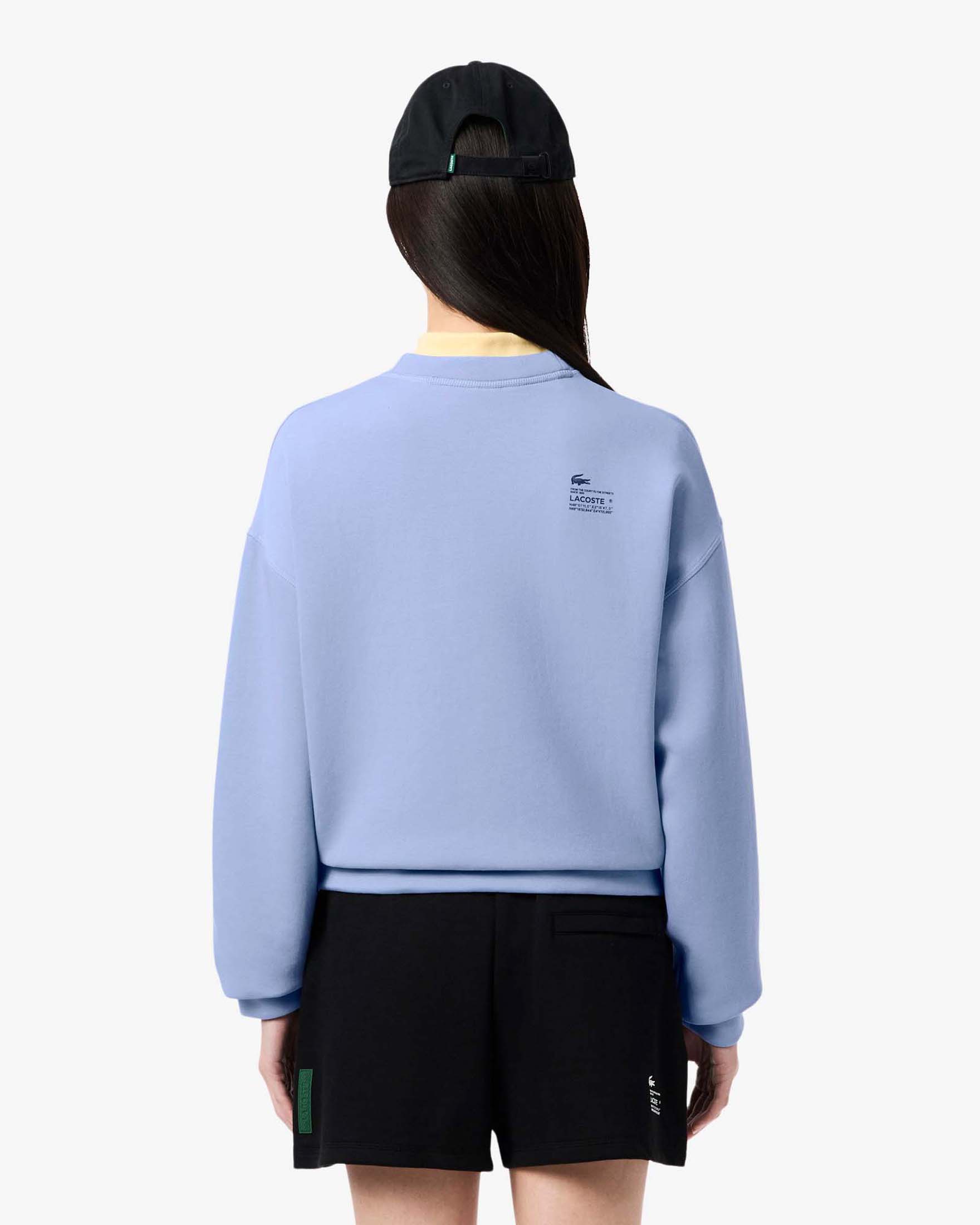 Felpa girocollo pervinca Lacoste oversize in misto cotone effetto neoprene con scritta logo sul petto e sulla spalla