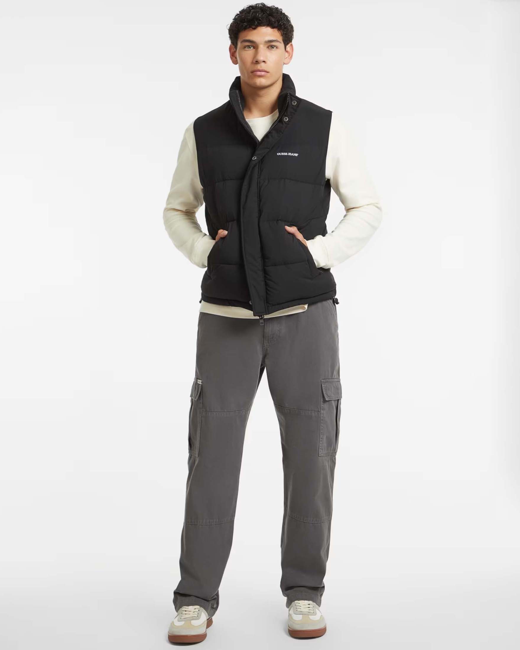 Gilet imbottito Guess Jeans nero in nylon opaco con logo ricamato sul petto