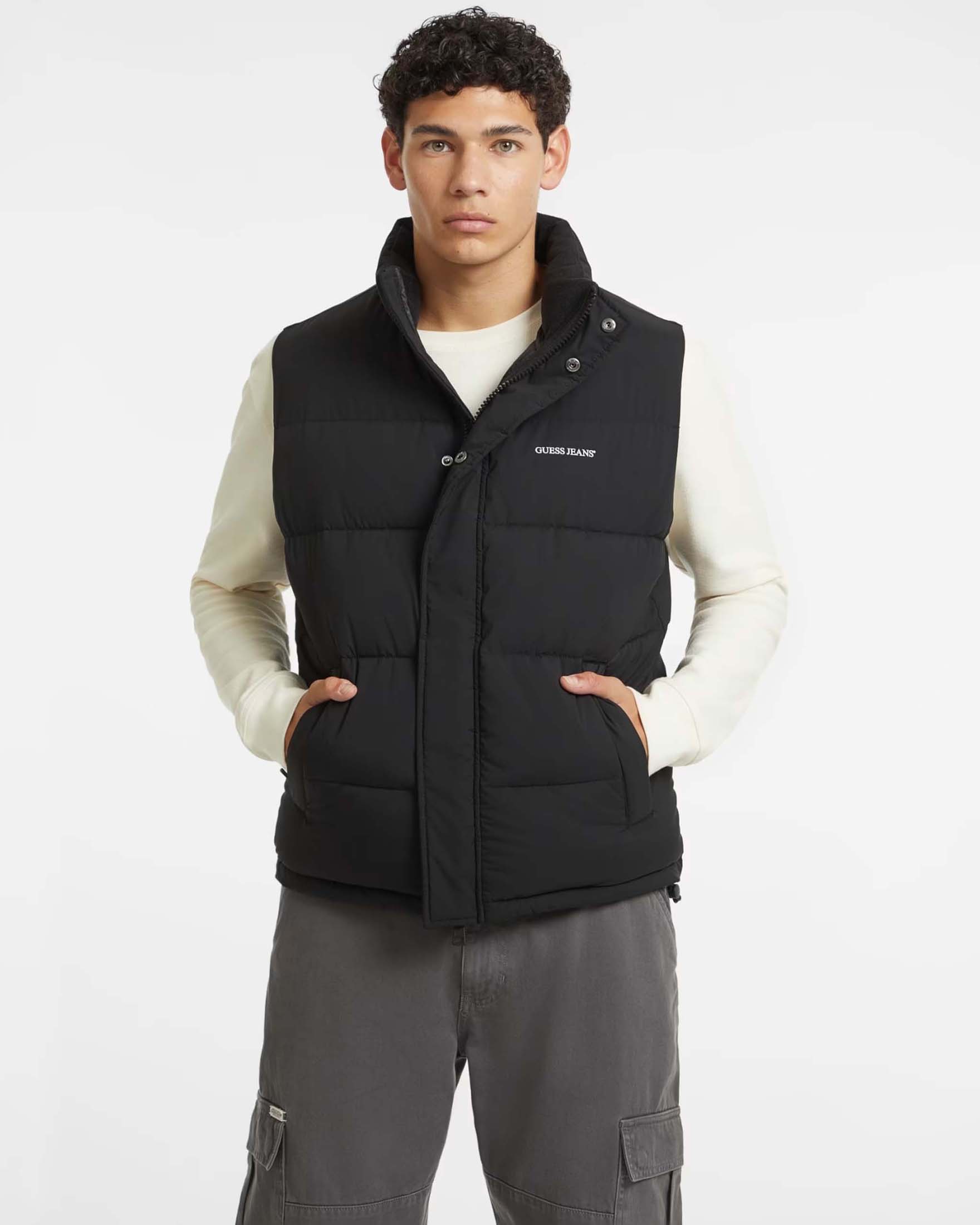 Gilet imbottito Guess Jeans nero in nylon opaco con logo ricamato sul petto image