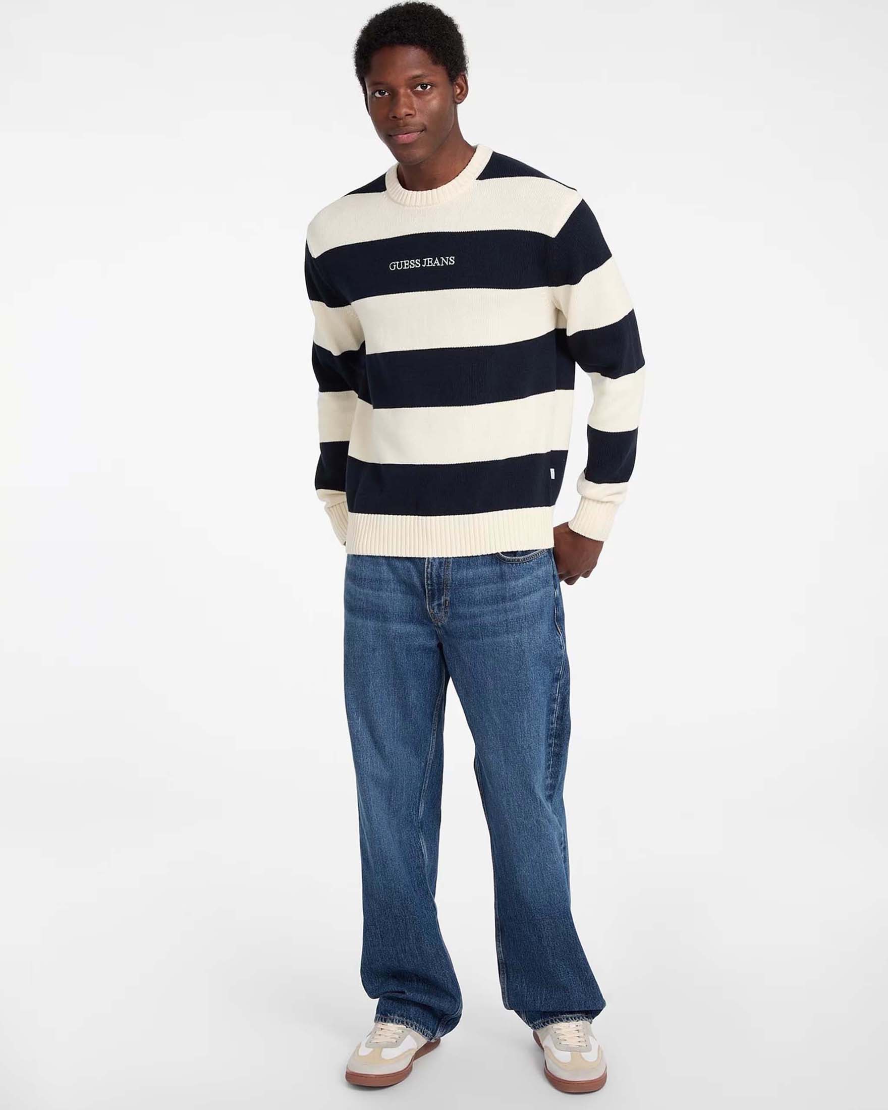 Maglione girocollo Guess Jeans a righe blu e panna in cotone con logo ricamato