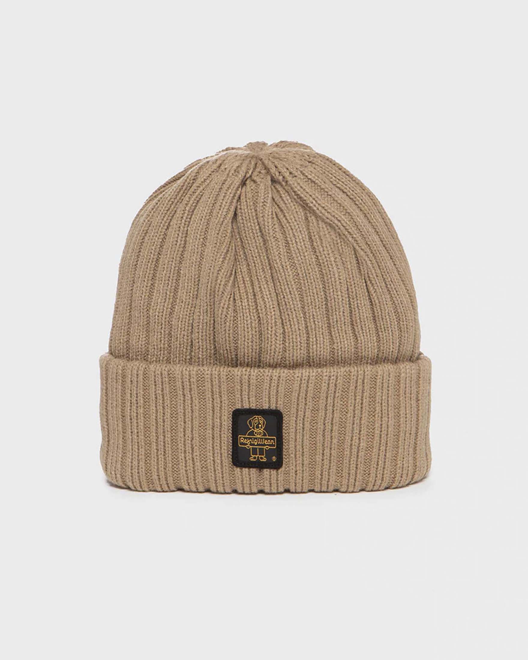Berretto Regrigiwear cammello lavorato a coste con risvolto e patch porta logo