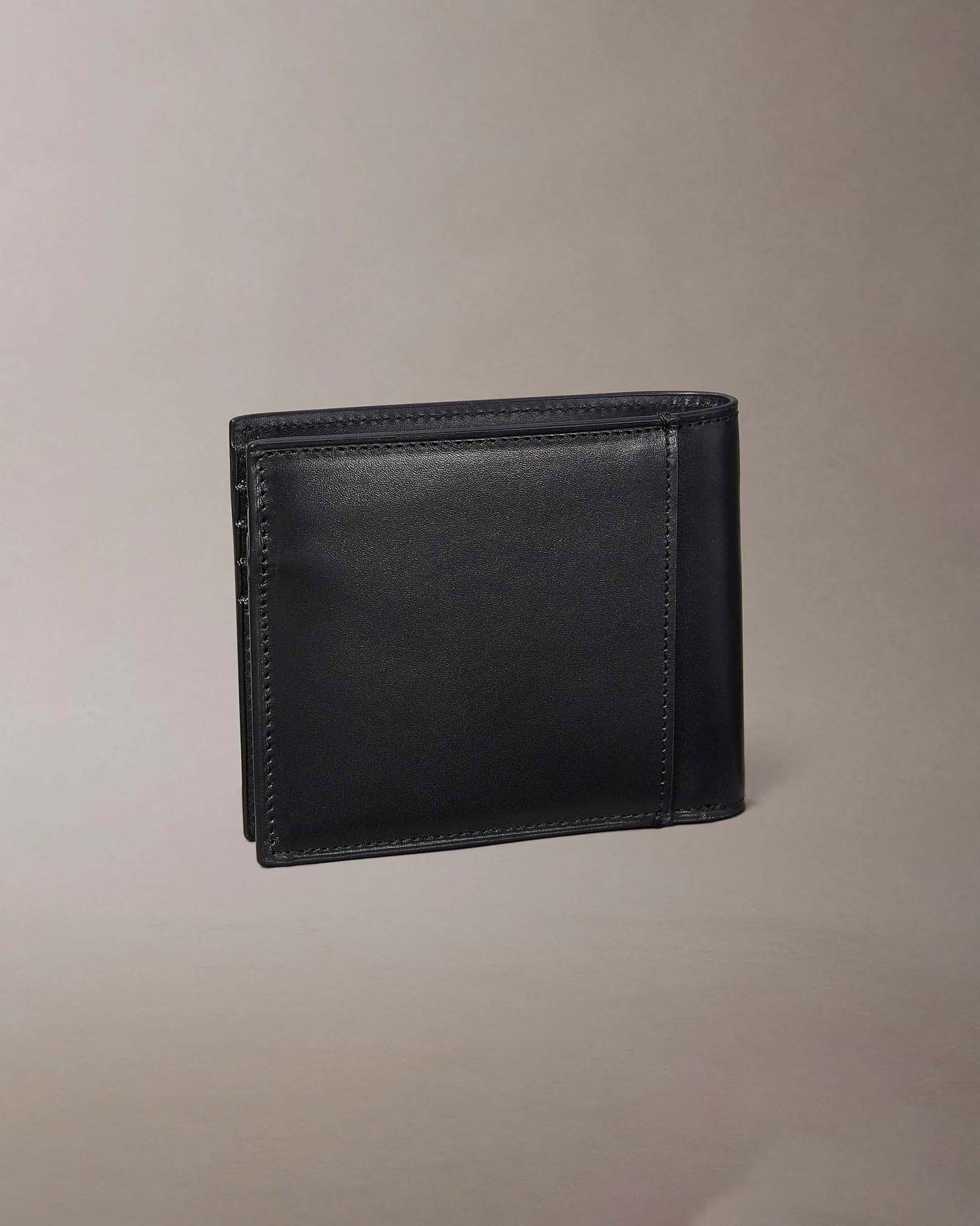 Portafoglio bi-fold Calvin Klein Jeans nero in pelle con placca logo metallica image