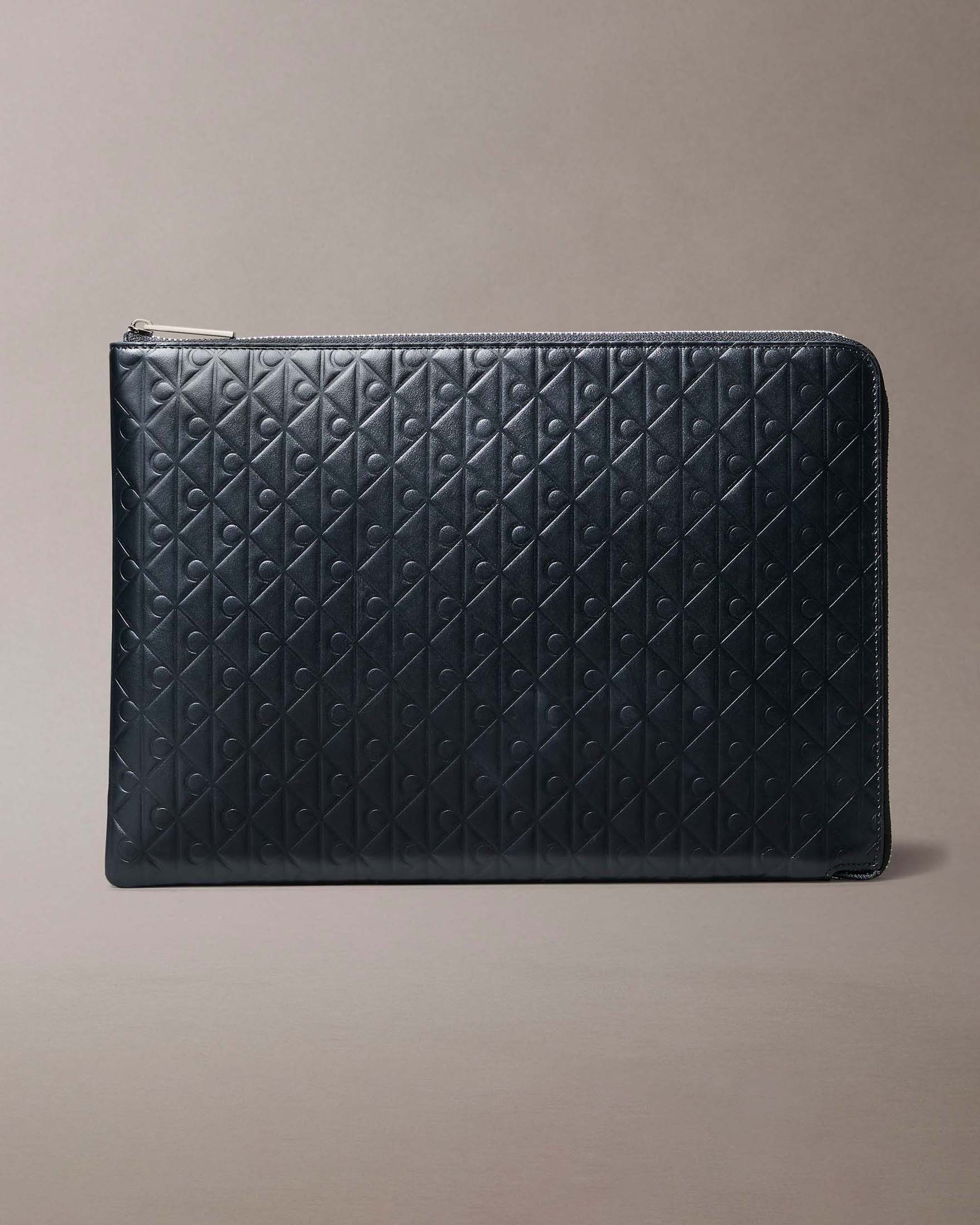 Pochette Calvin Klein Jeans nera in pelle con logo monogramma embossato