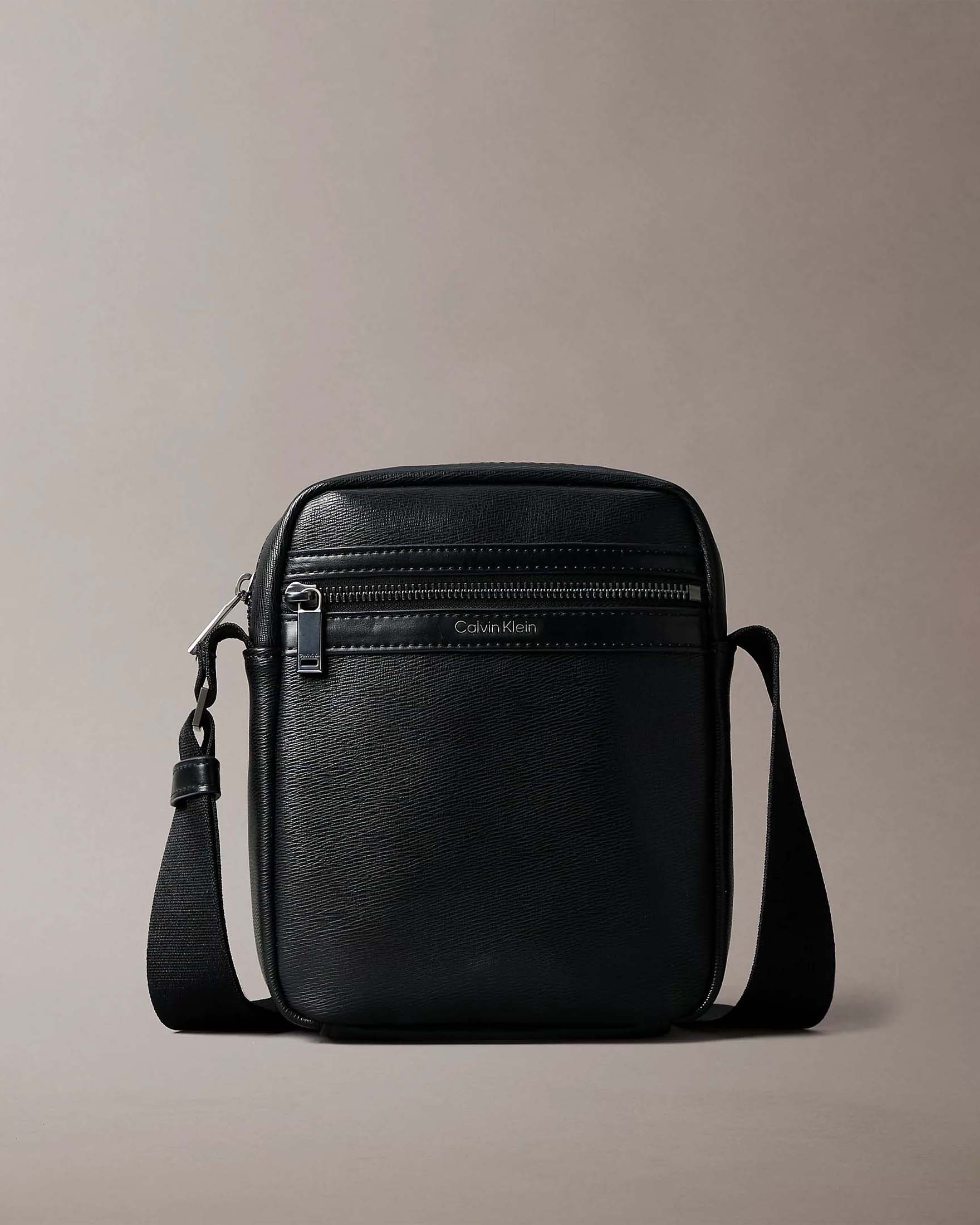 Borsa a tracolla Calvin Klein Jeans nera in similpelle con logo frontale inciso