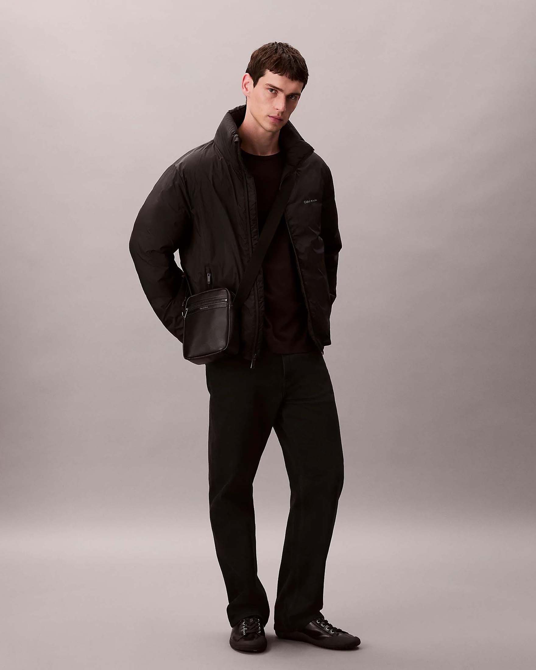 Borsa a tracolla Calvin Klein Jeans nera in similpelle con logo frontale inciso image