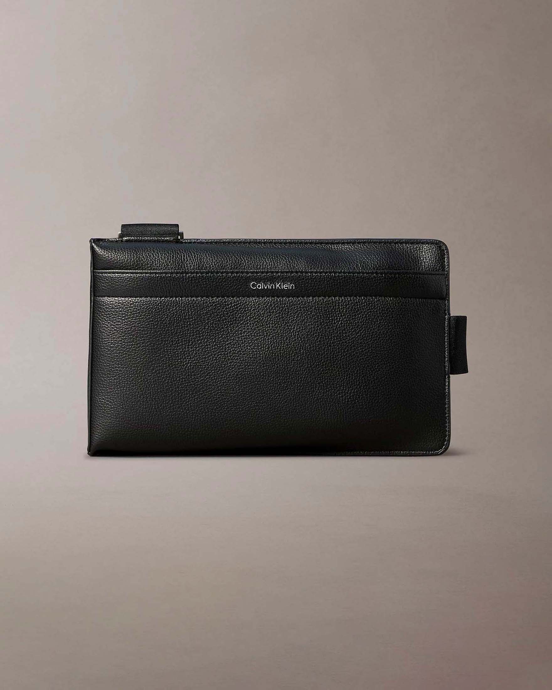 Borsa a tracolla Calvin Klein Jeans nera in similpelle con logo metallico applicato