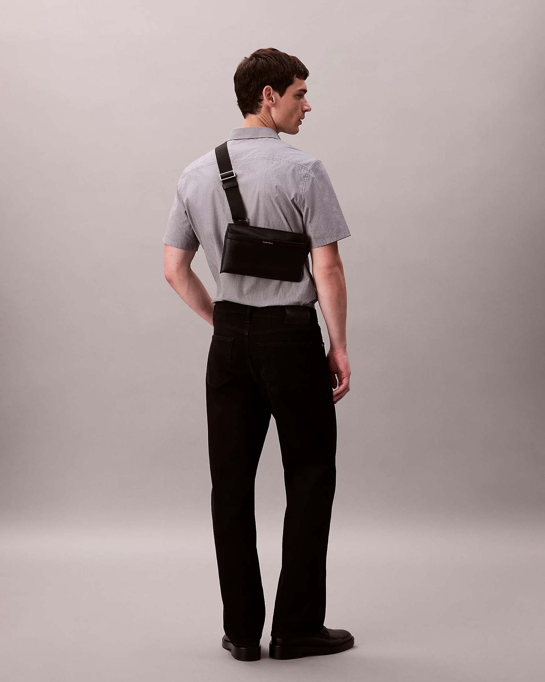 Borsa a tracolla Calvin Klein Jeans nera in similpelle con logo metallico applicato image