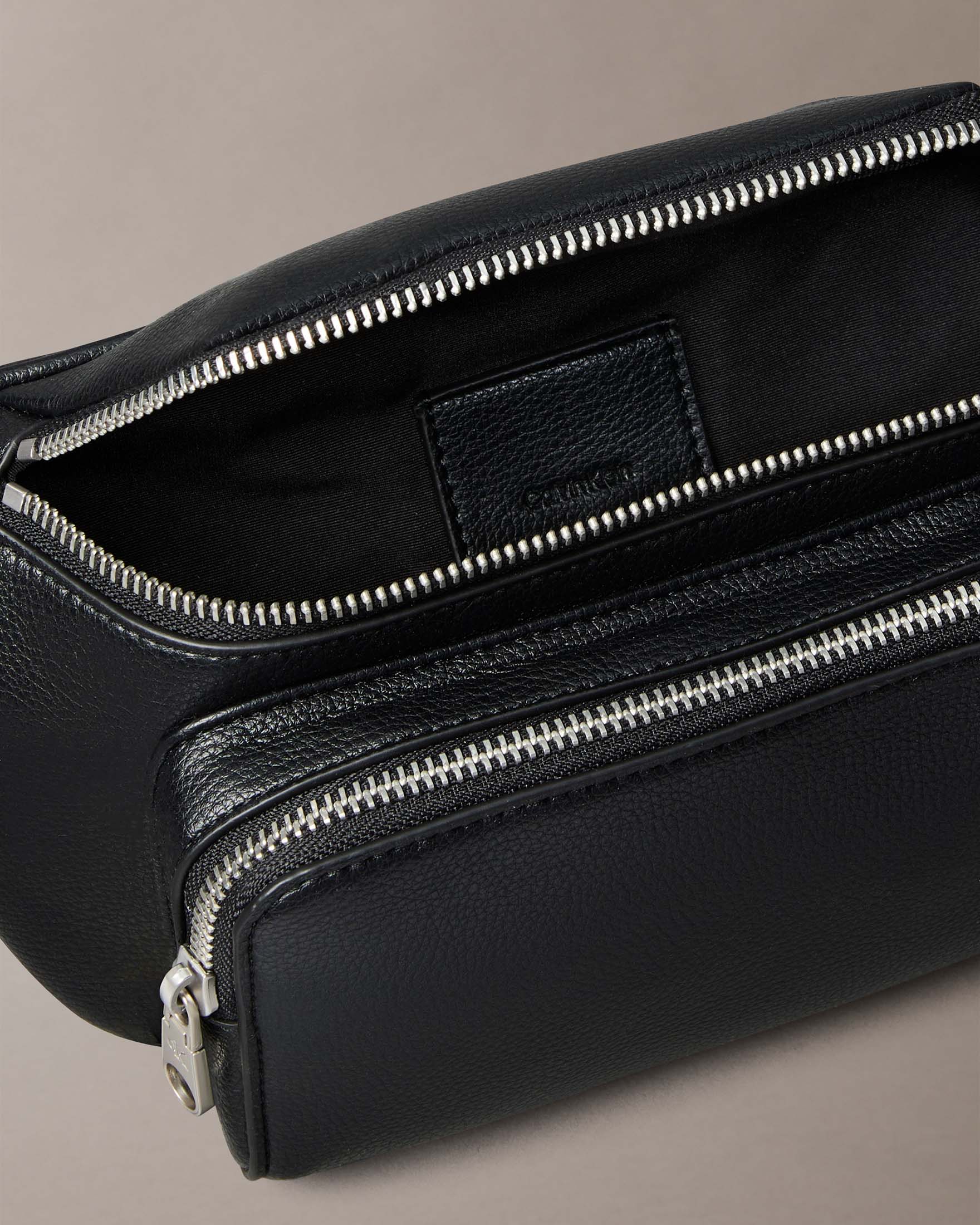 Marsupio Calvin Klein Jeans nero in similpelle con logo impresso tono su tono image