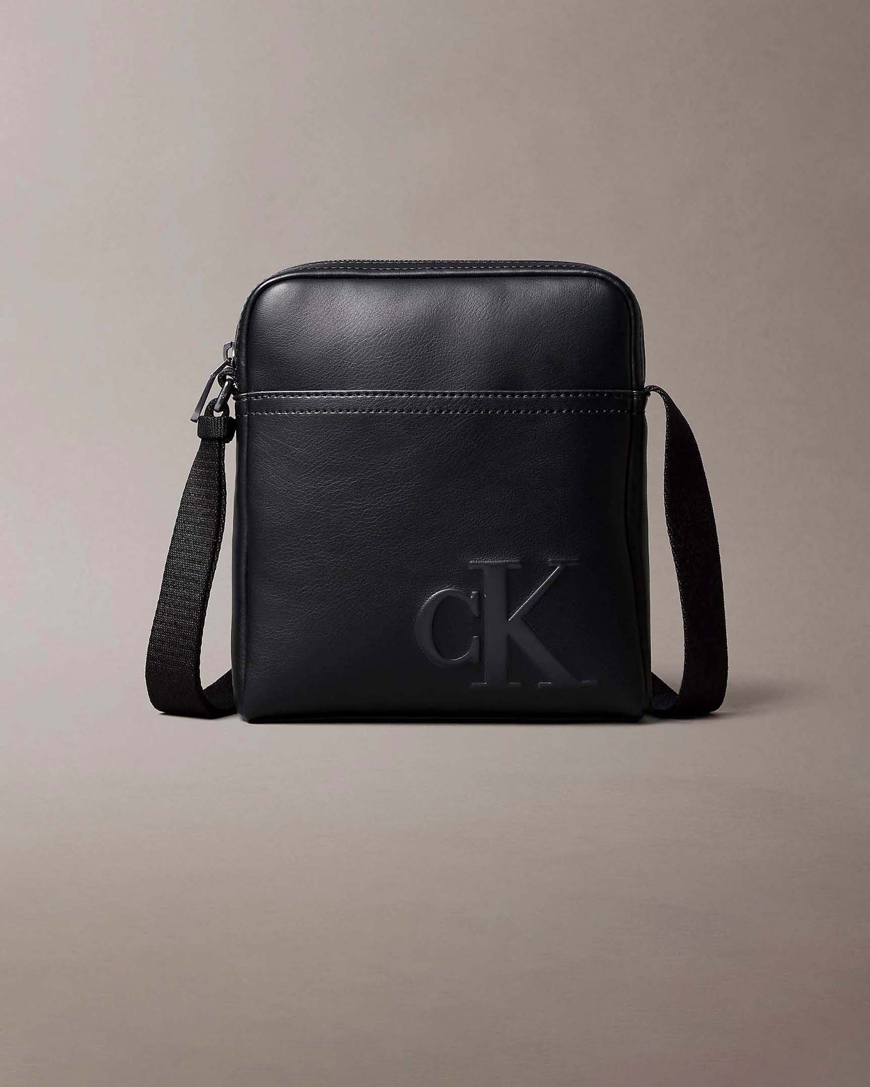 Borsa a tracolla Calvin Klein Jeans nera in similpelle con logo monogramma embossato