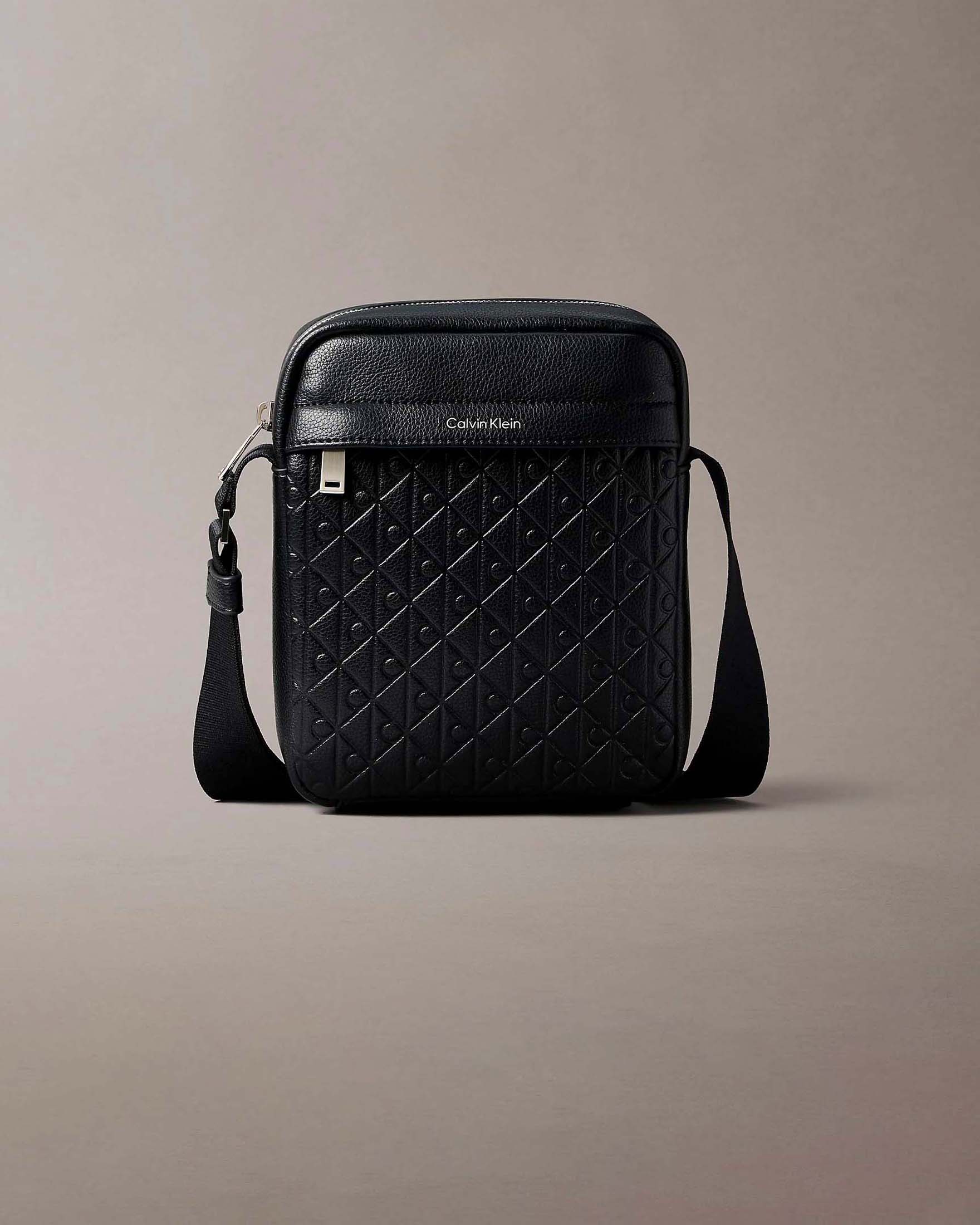 Borsa reporter Calvin Klein Jeans nera in similpelle con logo monogramma embossato