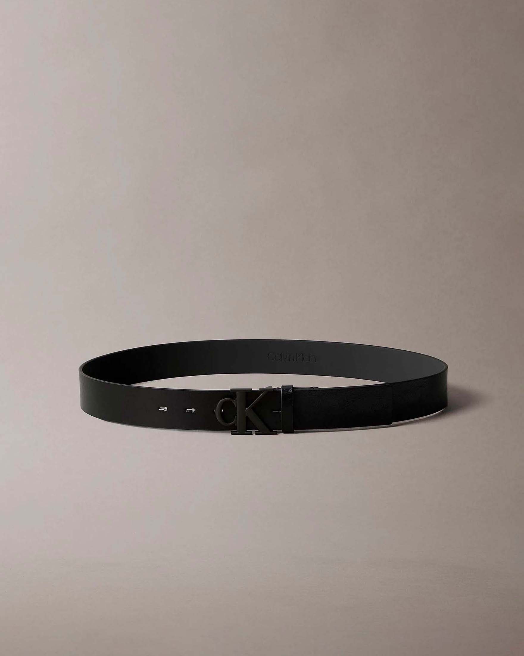 Cintura Calvin Klein Jeans nera in pelle con fibbia logo monogramma metallica image