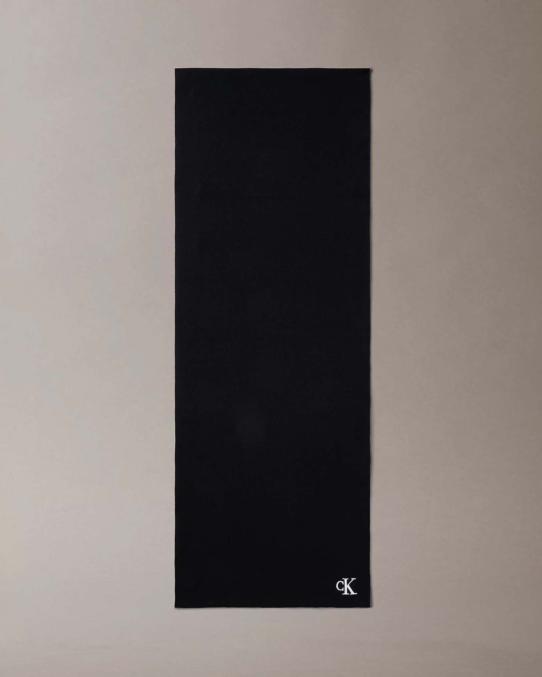 Sciarpa Calvin Klein Jeans nera in misto viscosa con logo monogramma ricamato