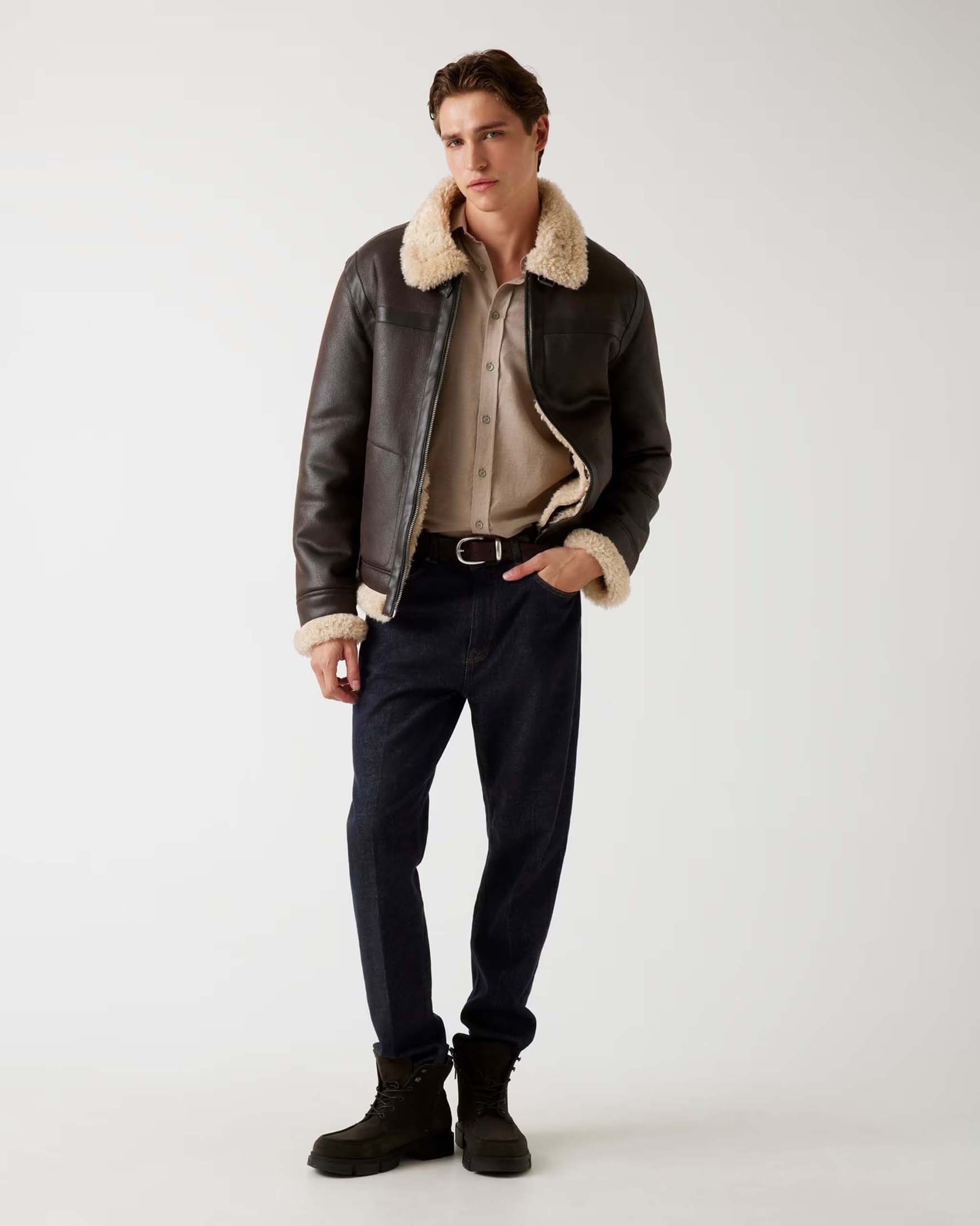 Giubbotto Guess marrone scuro in similpelle con profili in pelliccia sintetica