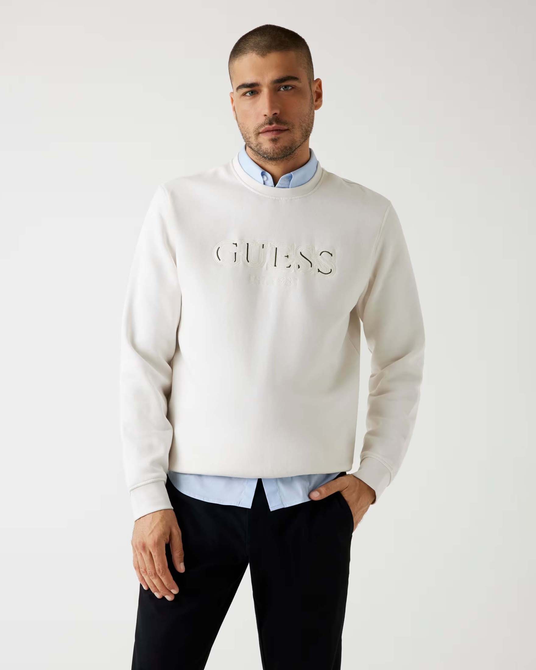 Felpa girocollo Guess bianca in misto cotone con logo ricamato sul davanti image