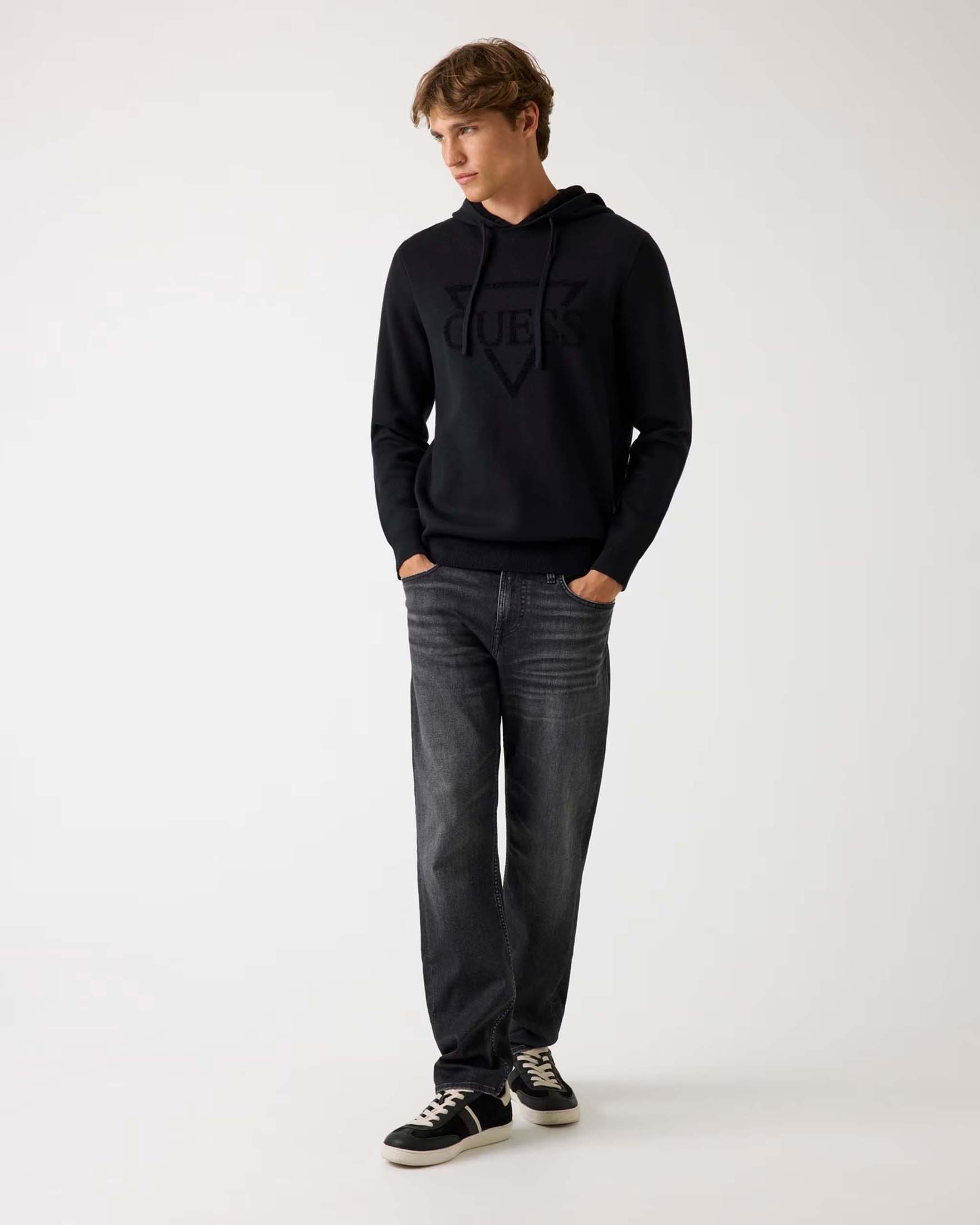 Maglia con cappuccio Guess nera con logo intarsiato sul davanti