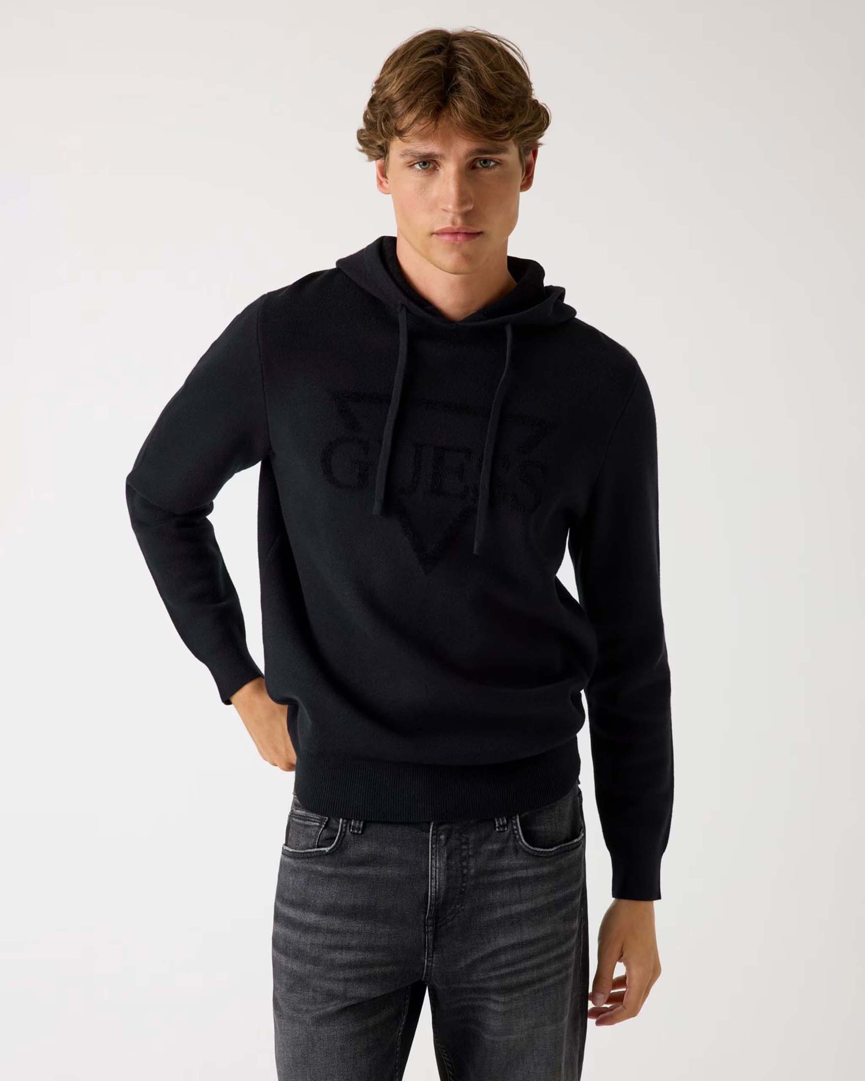 Maglia con cappuccio Guess nera con logo intarsiato sul davanti image