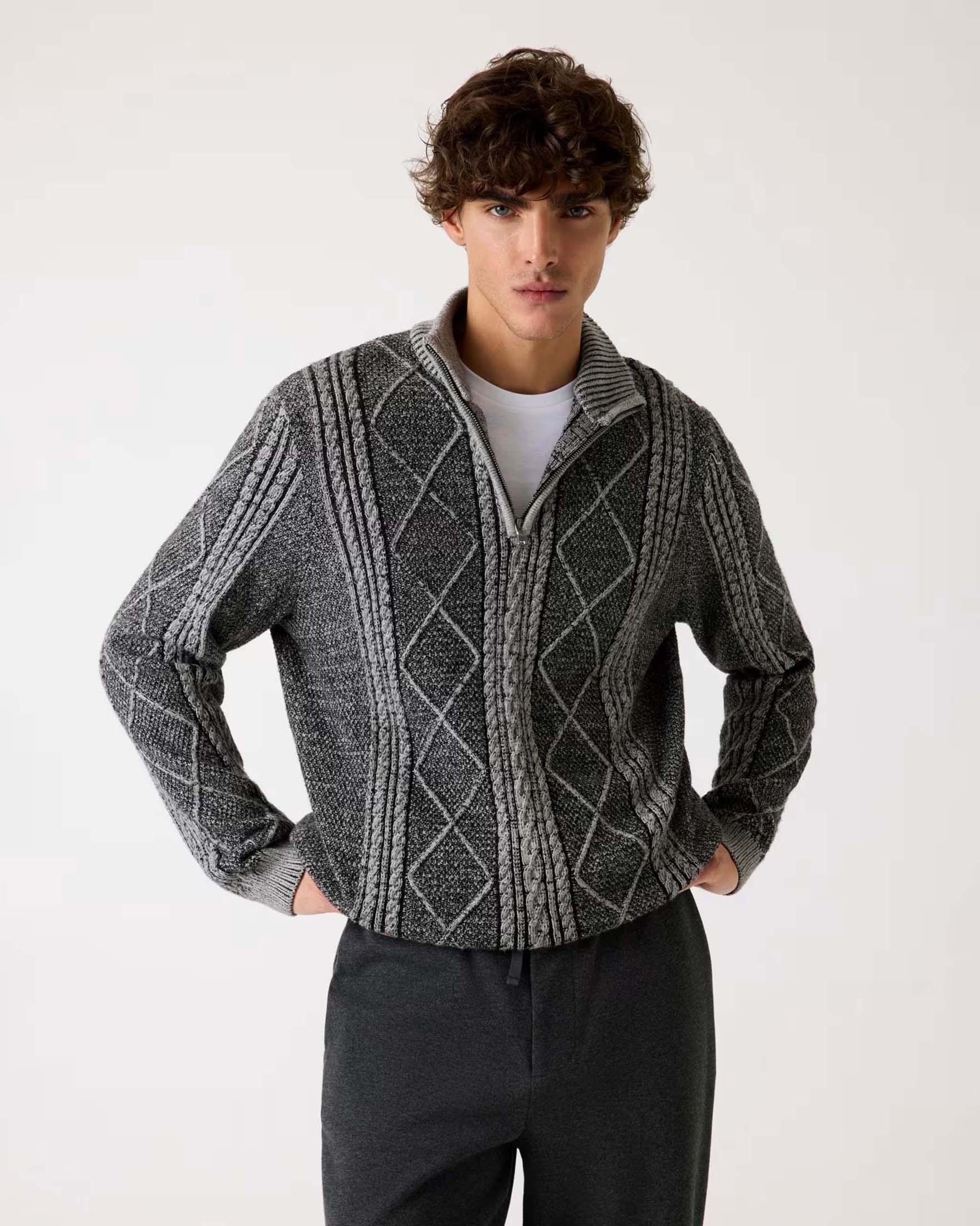 Maglione con apertura a mezza zip Guess grigio in misto viscosa a trecce e motivo a rombi image