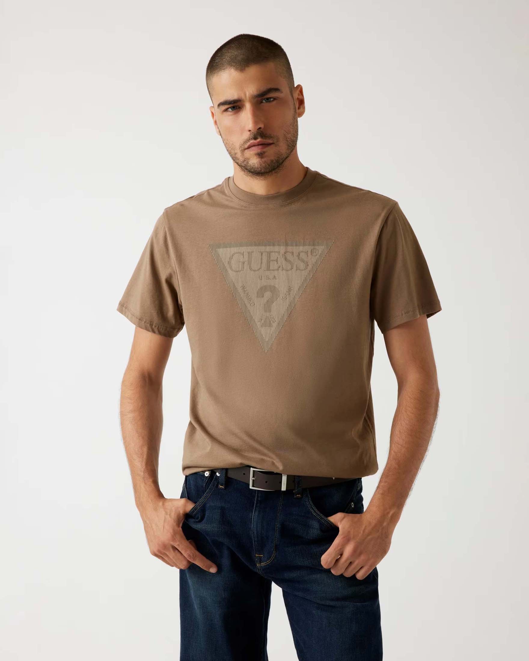 T-shirt Guess cammello in cotone con stampa logo triangolo frontale