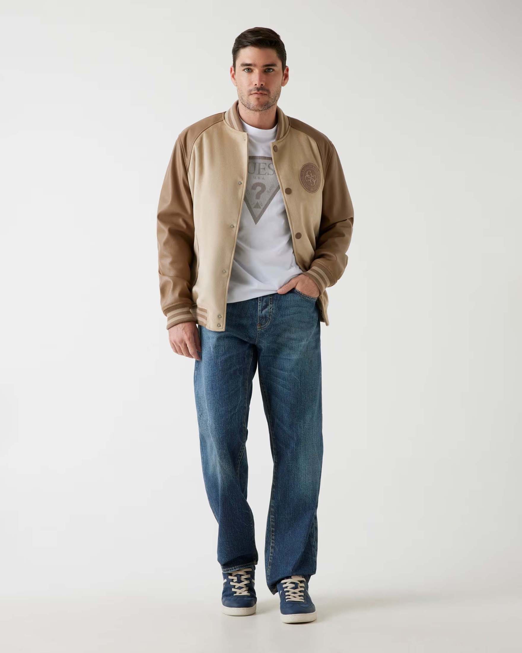 T-shirt Guess bianca in cotone con stampa logo triangolo frontale