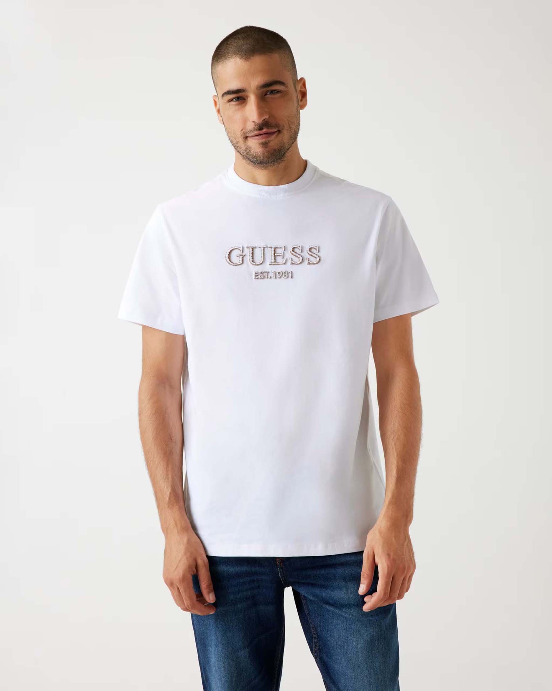 T-shirt Guess bianca in cotone con logo ricamato a rilievo sul davanti image
