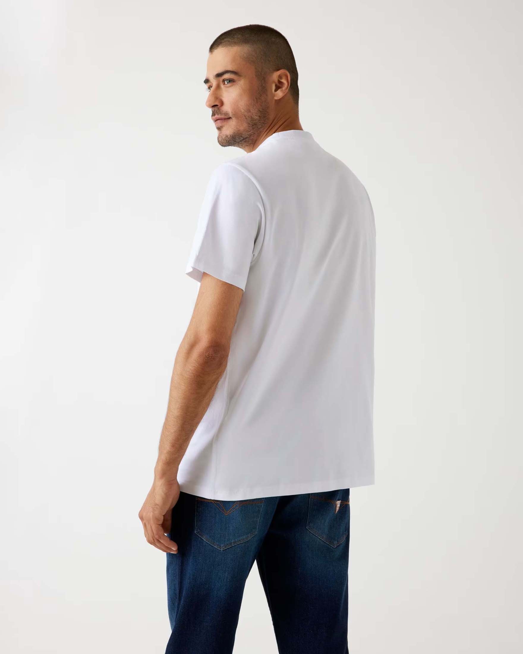 T-shirt Guess bianca in cotone con logo ricamato a rilievo sul davanti